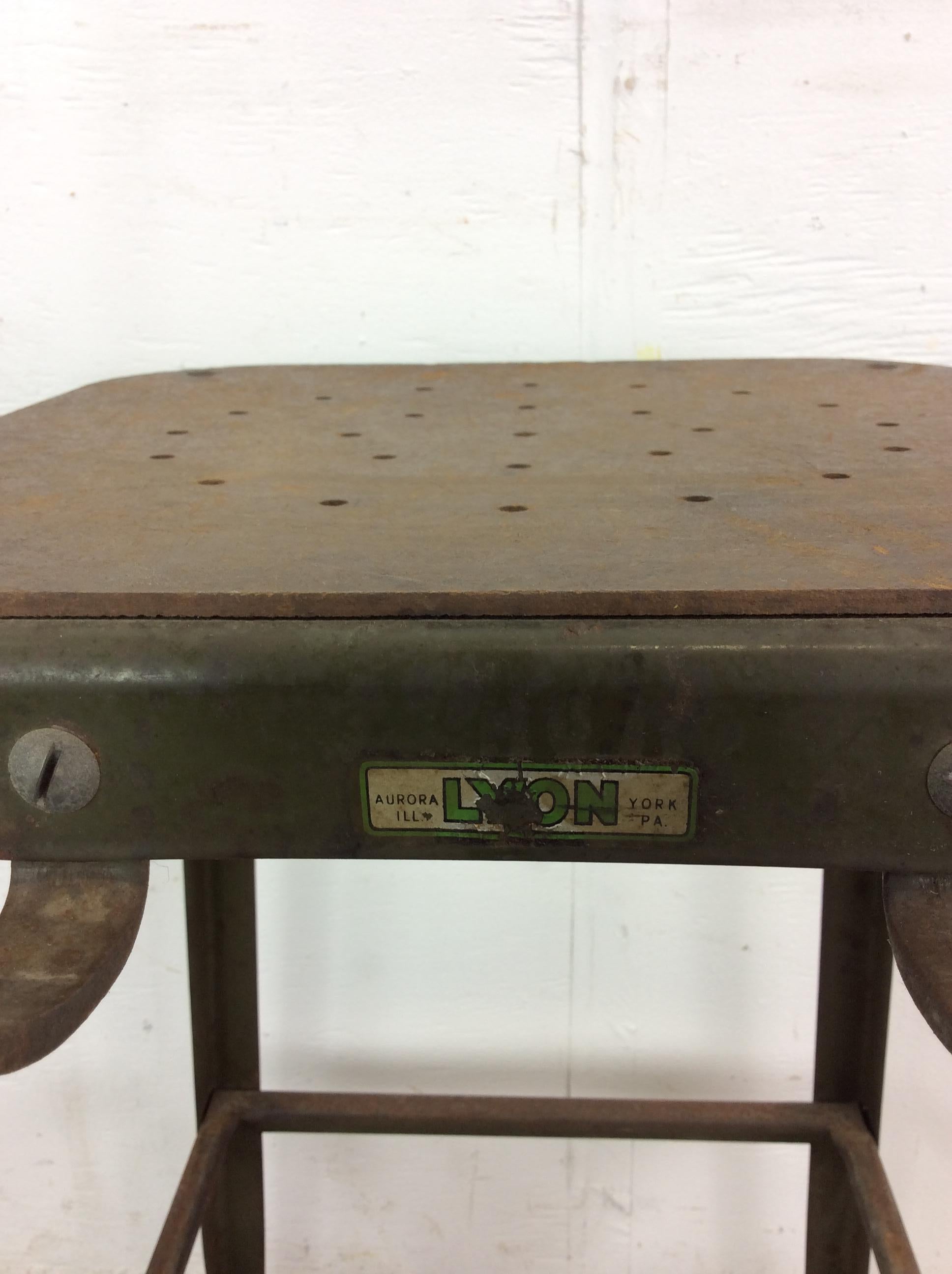 Tabouret de style industriel du milieu du siècle avec peinture verte vintage en vente 11