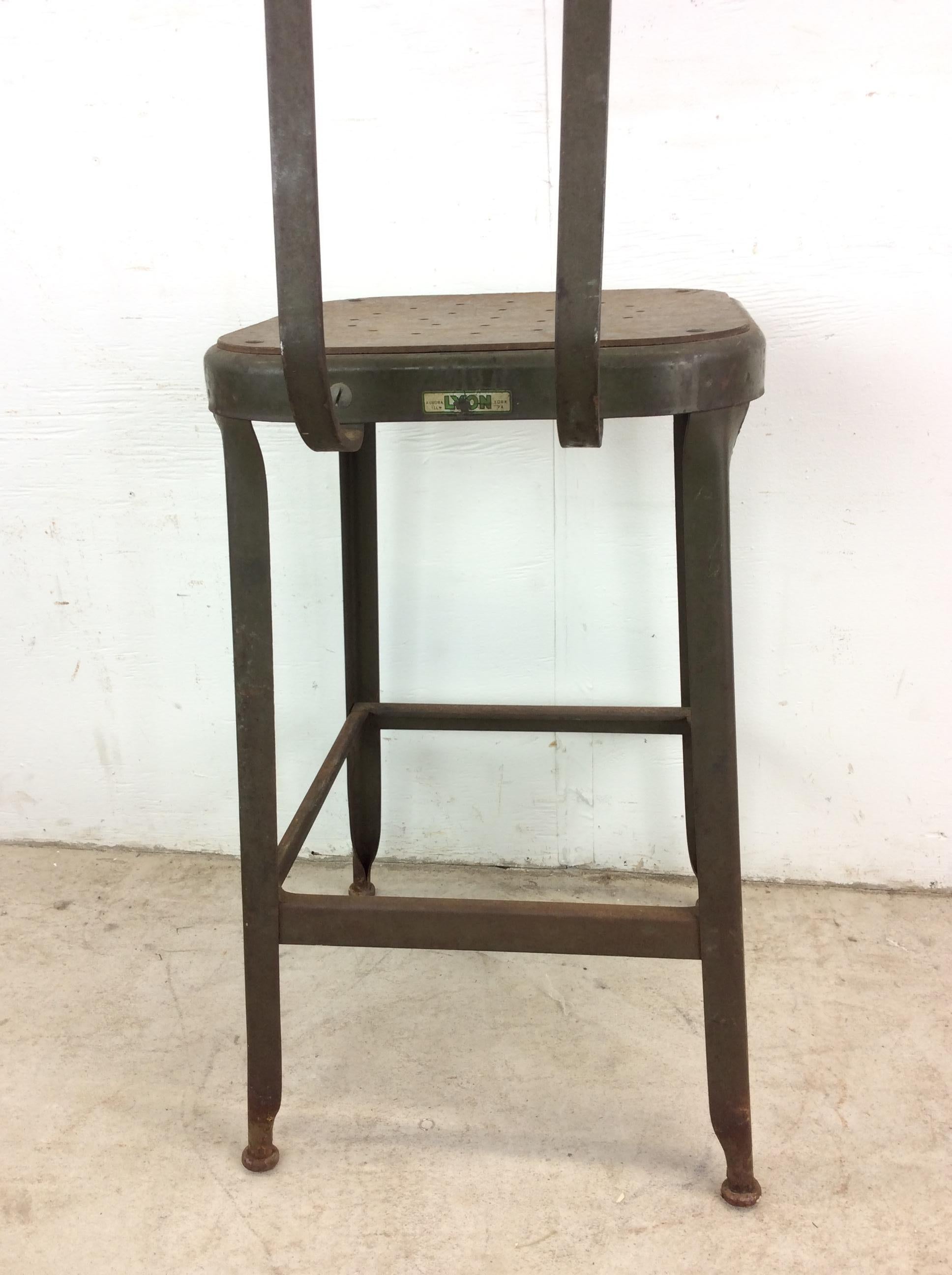Tabouret de style industriel du milieu du siècle avec peinture verte vintage en vente 12
