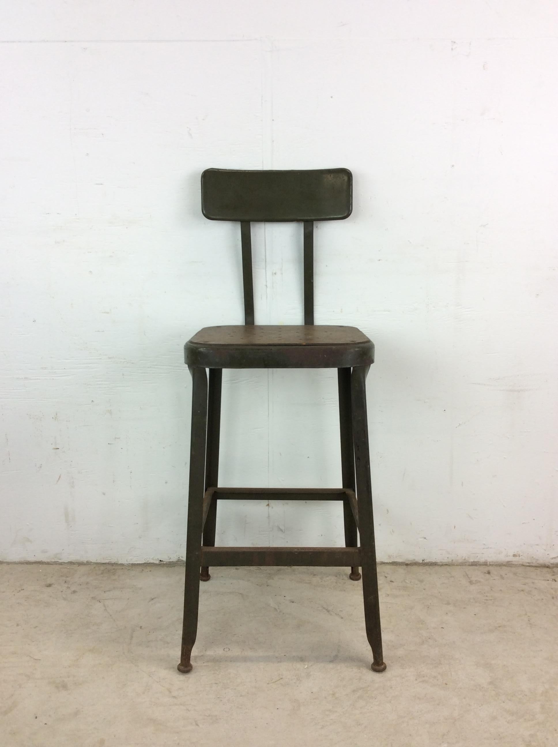 Ce tabouret de style industriel du milieu du siècle présente une construction en acier, une peinture verte vintage et une assise originale en fibre de bois.

Dimensions : 14w 17d 37.5h 24sh 

Notes sur l'état : Légère oxydation sur les pieds et la