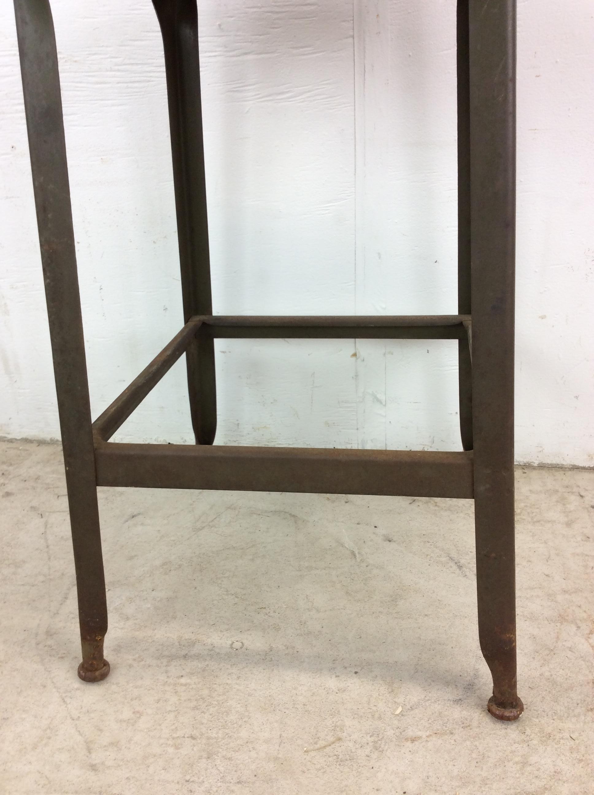 Tabouret de style industriel du milieu du siècle avec peinture verte vintage en vente 13