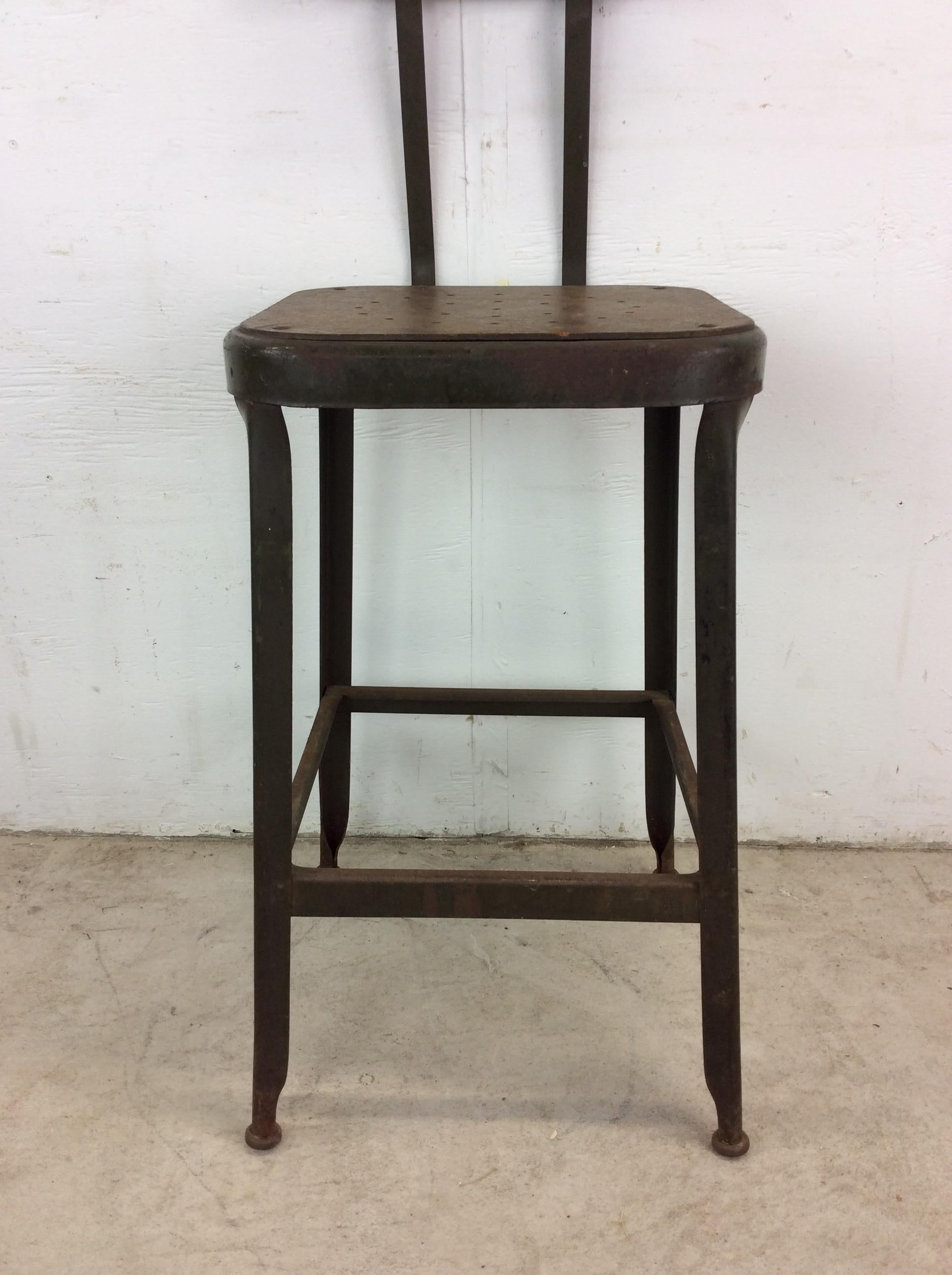 Tabouret de style industriel du milieu du siècle avec peinture verte vintage Bon état - En vente à Freehold, NJ