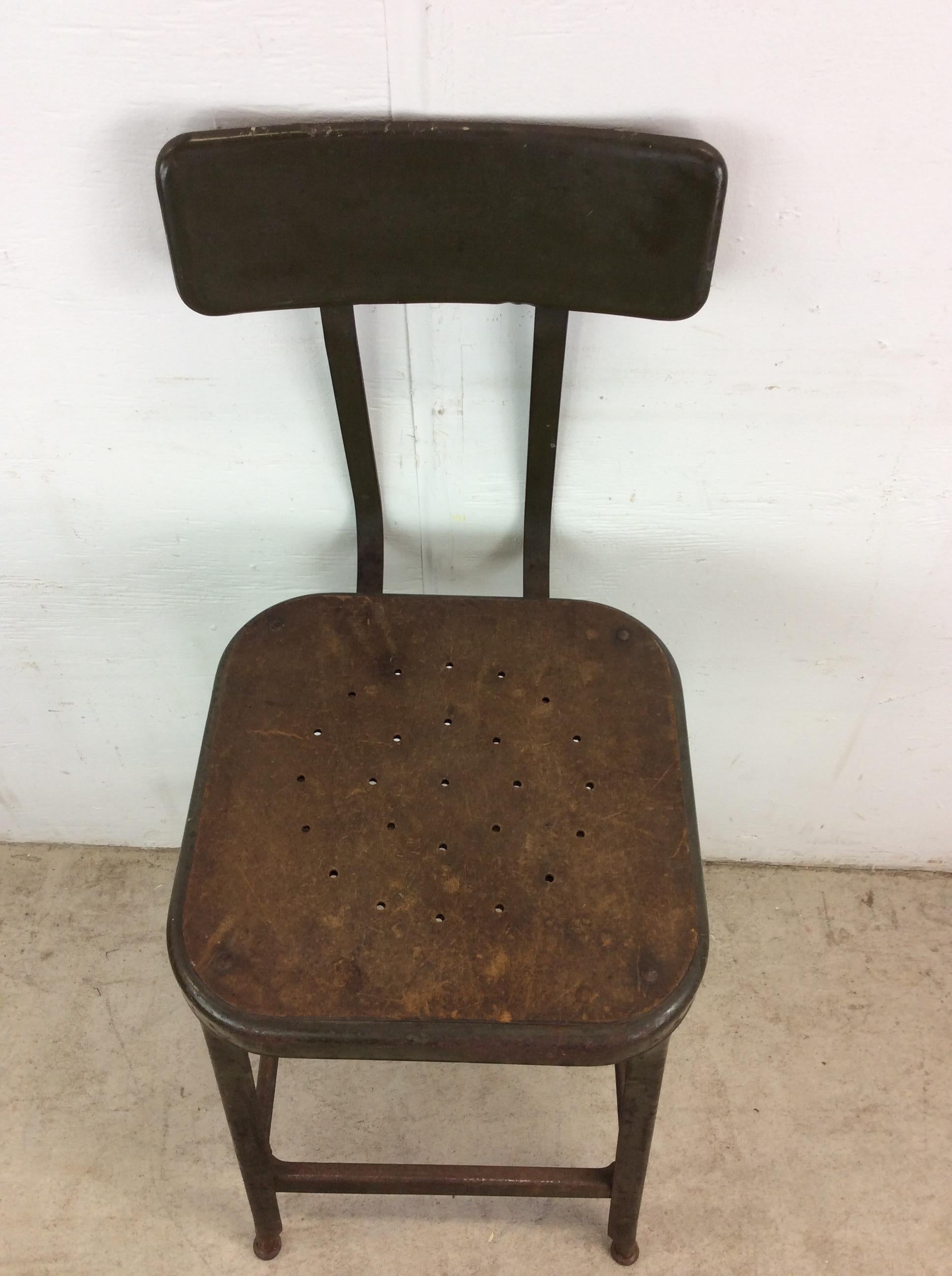 Métal Tabouret de style industriel du milieu du siècle avec peinture verte vintage en vente