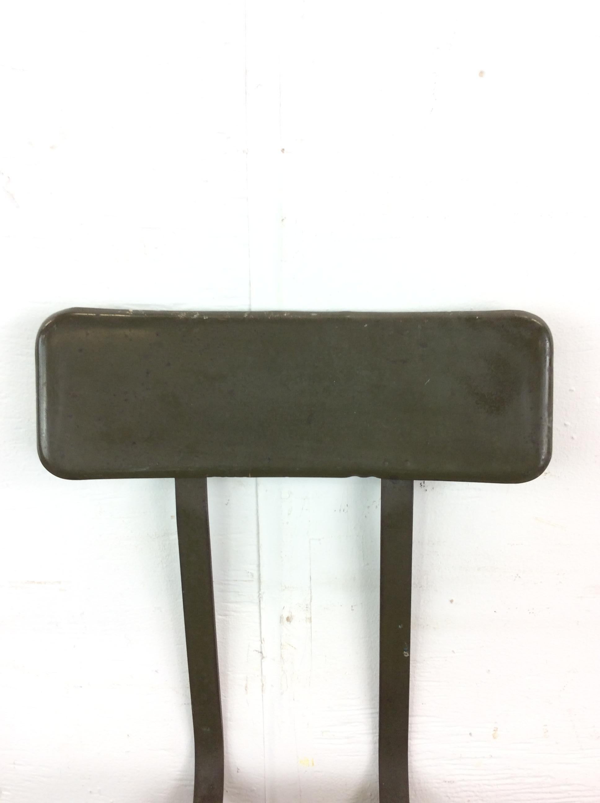Tabouret de style industriel du milieu du siècle avec peinture verte vintage en vente 1