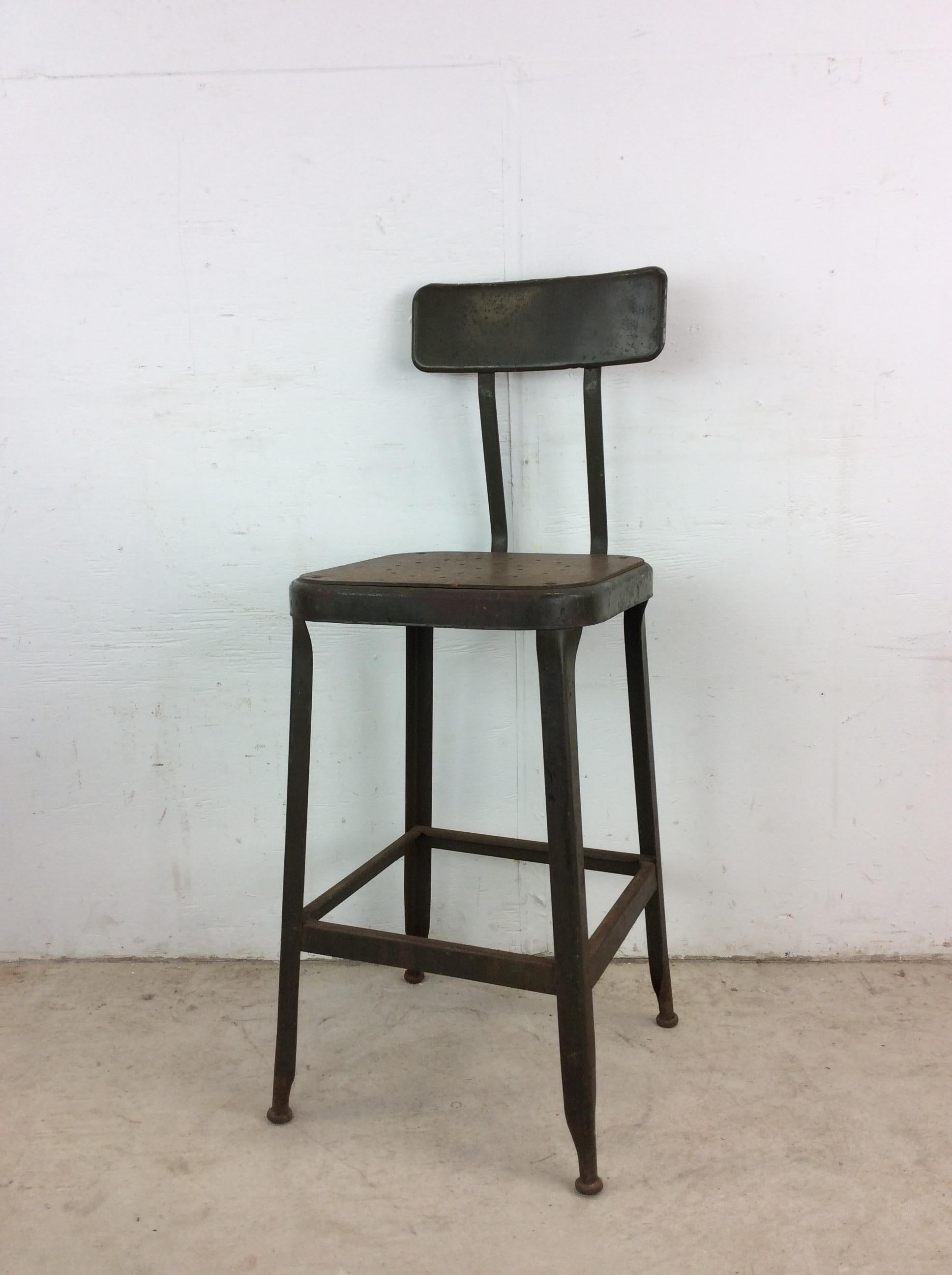 Tabouret de style industriel du milieu du siècle avec peinture verte vintage en vente 2
