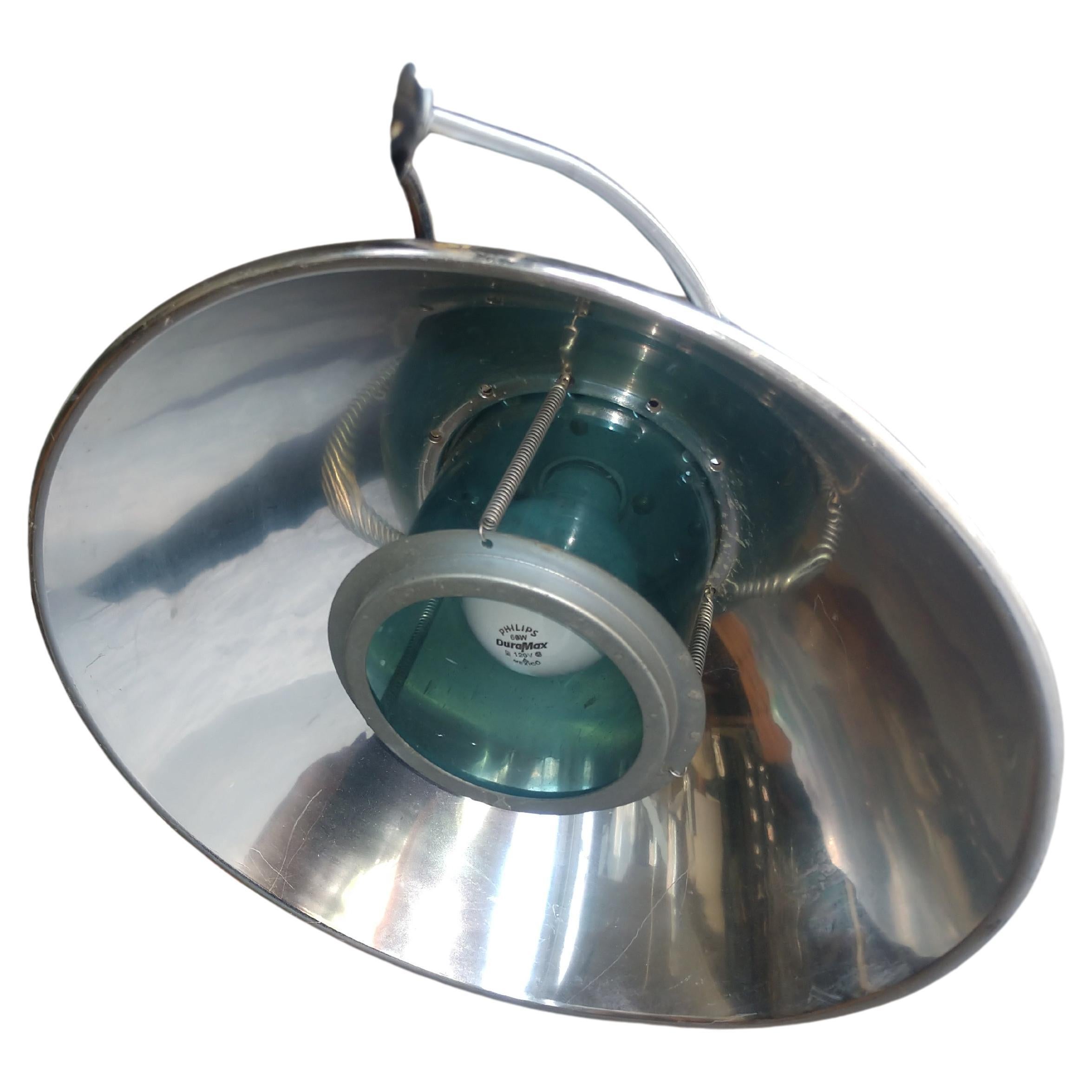 Lámpara de pie rodante de un quirófano. Totalmente ajustable y admite una bombilla incandescente normal. Cuatro ruedas para maniobrabilidad. Alcanza una altura total de 86. La base mide 29 x 29. Cable de alta resistencia con interruptor en línea.