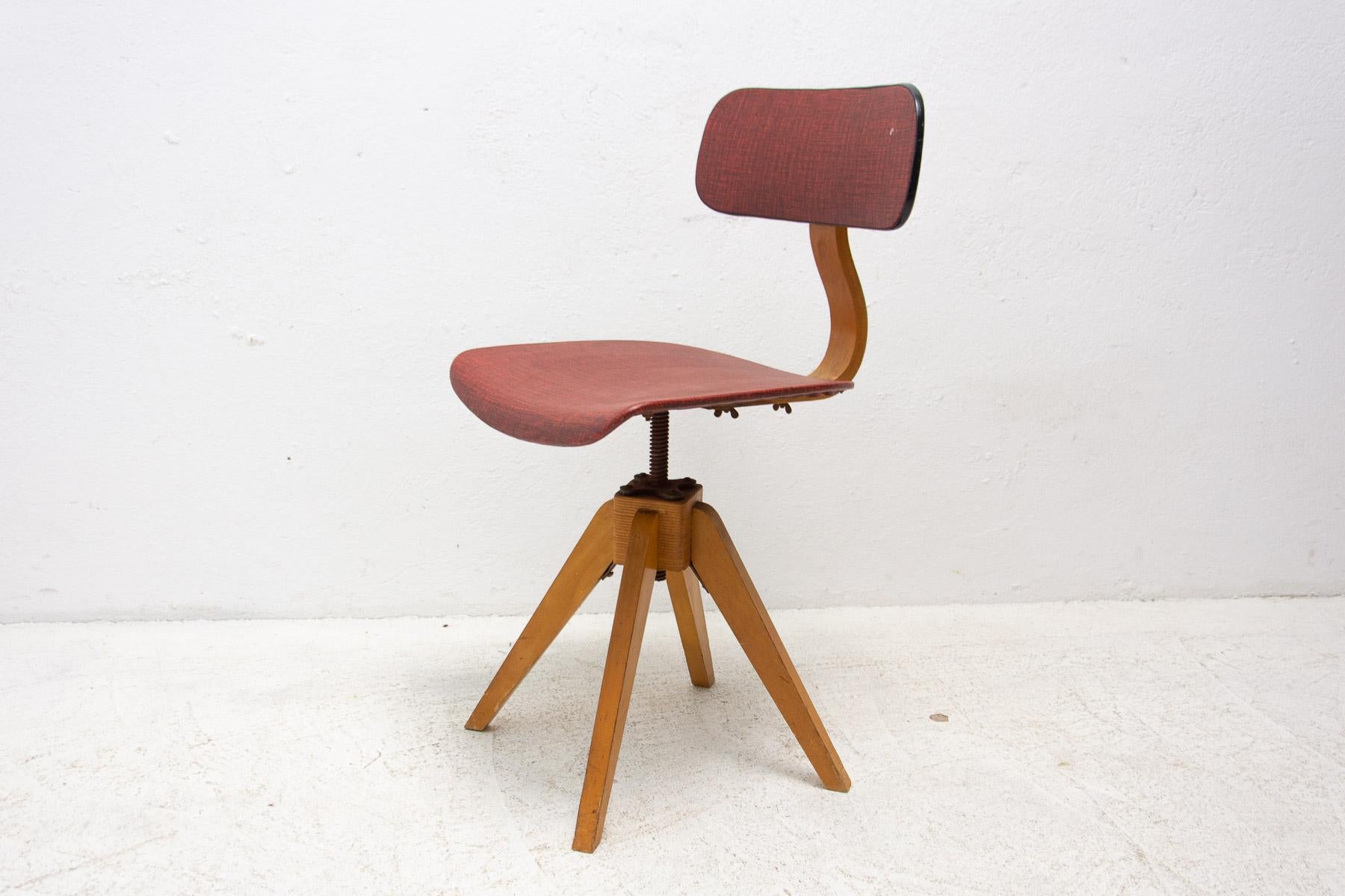 Mid century industrial swivel lounge chair, kann auch als Klavierhocker verwendet werden. Kann nach oben und unten positioniert werden. Ein interessantes Beispiel für tschechoslowakisches Möbeldesign aus der Mitte des Jahrhunderts. Strukturell in