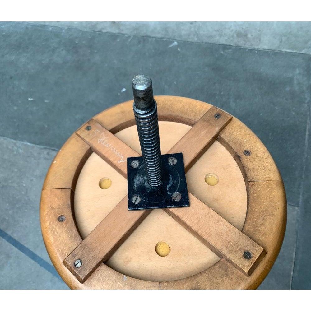 Tabouret pivotant tripode industriel du milieu du siècle, années 1960 en vente 5