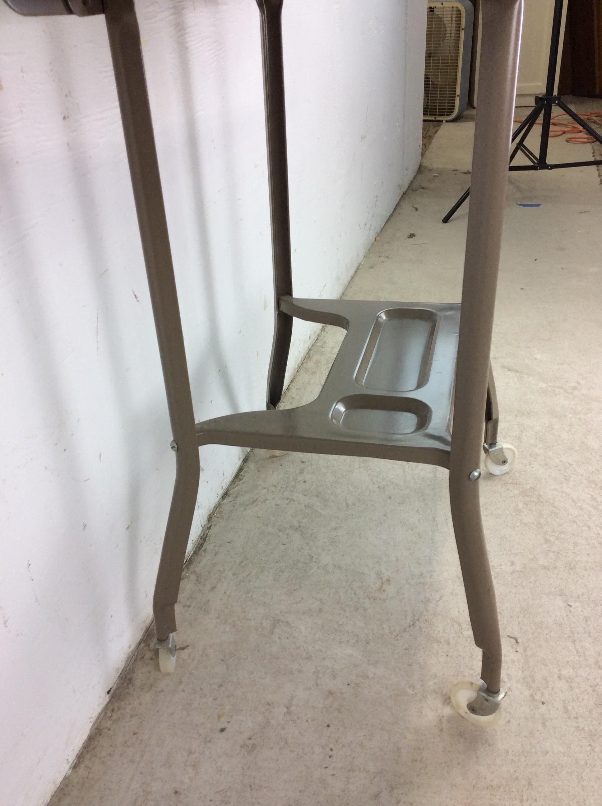 Tavolo industriale per macchina da scrivere del Mid Century con foglie a goccia in vendita 8