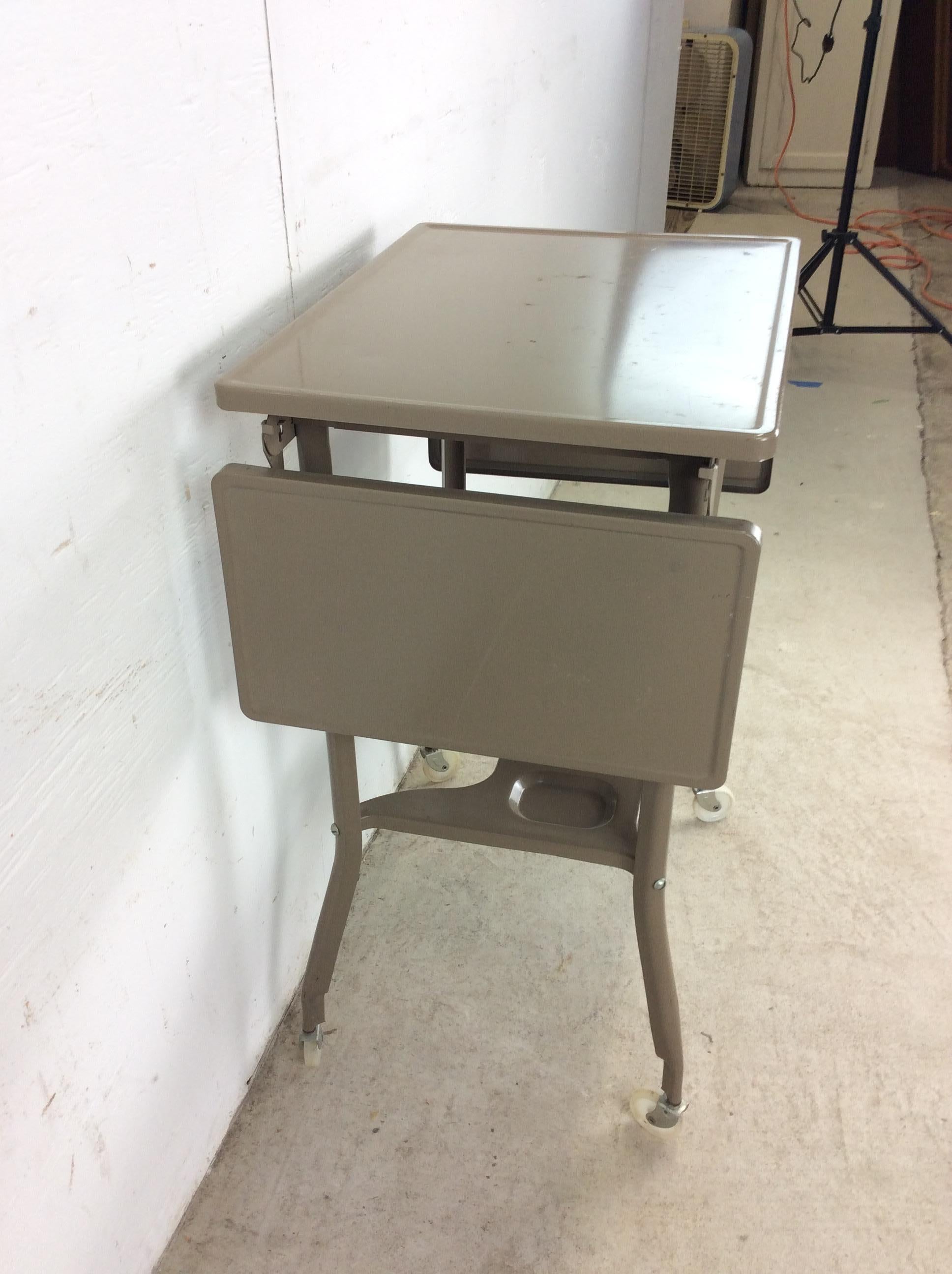 Tavolo industriale per macchina da scrivere del Mid Century con foglie a goccia in vendita 9