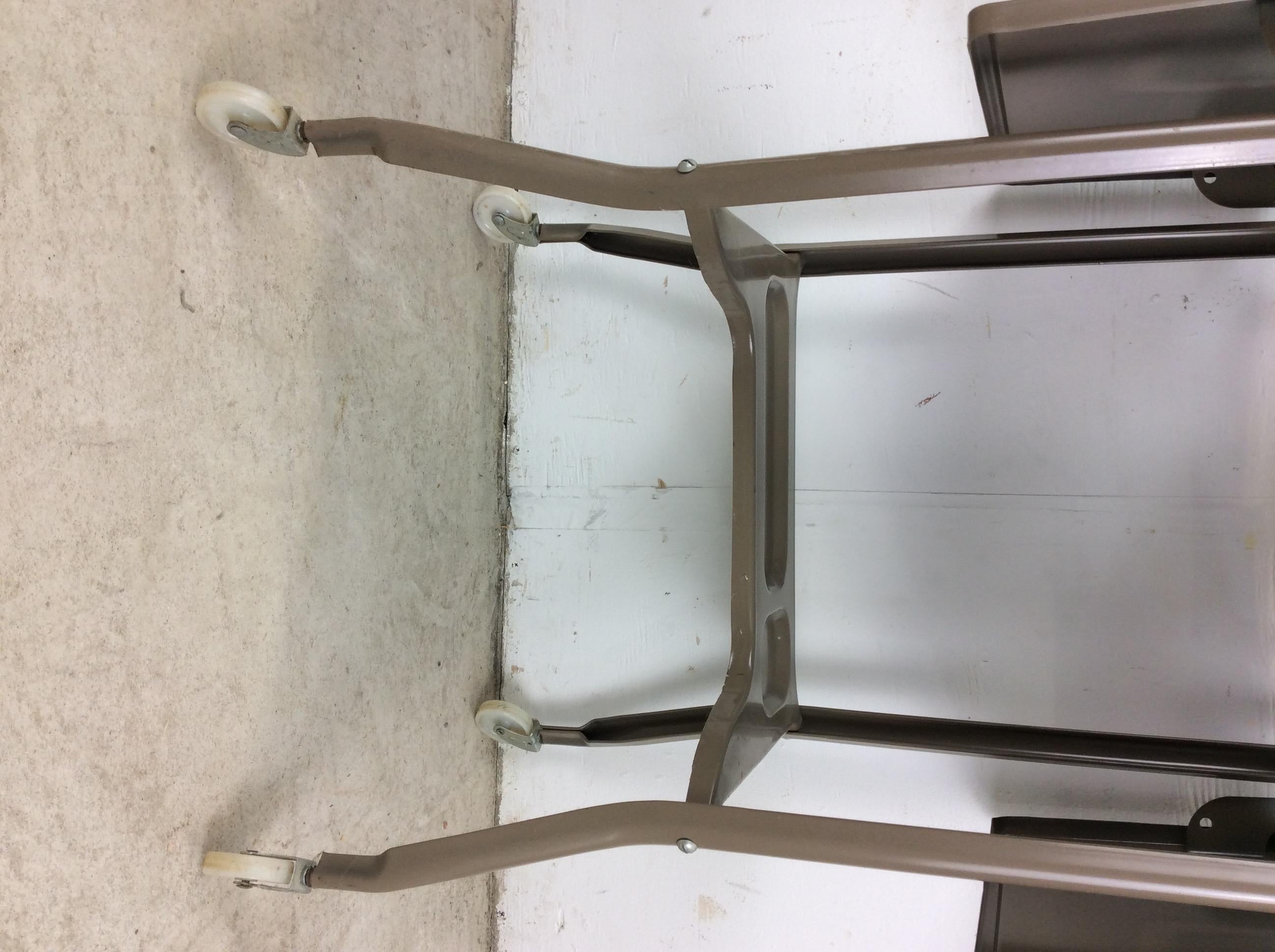 Tavolo industriale per macchina da scrivere del Mid Century con foglie a goccia in vendita 13