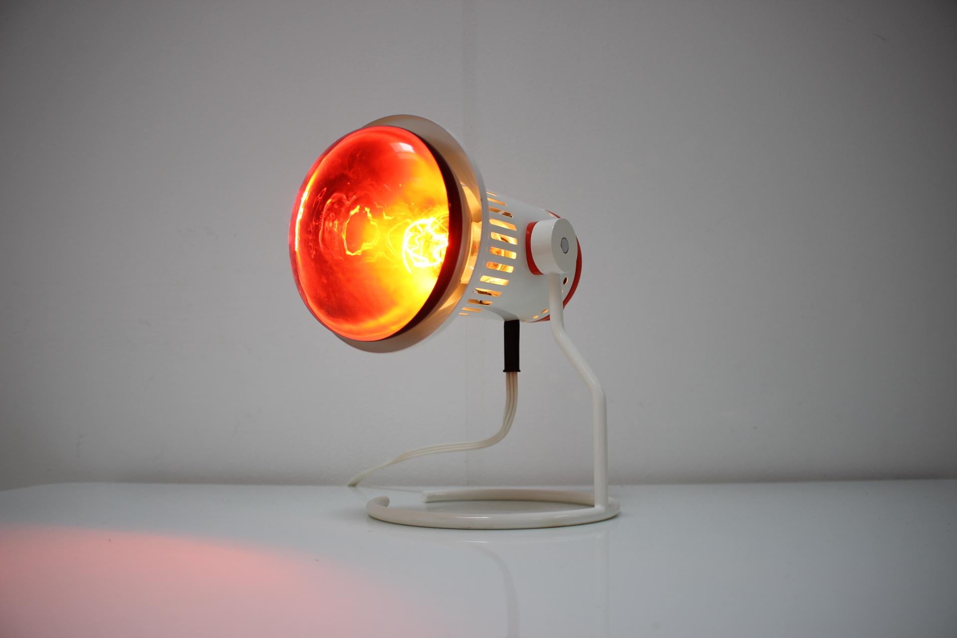 Lampada da tavolo a infrarossi Chirana realizzata negli anni '80 nell'ex Cecoslovacchia.
Realizzato in metallo e plastica.
Rilucidato, pulito, in condizioni originali, con qualche piccolo segno d'uso.
Completamente funzionante, pronto per un uso