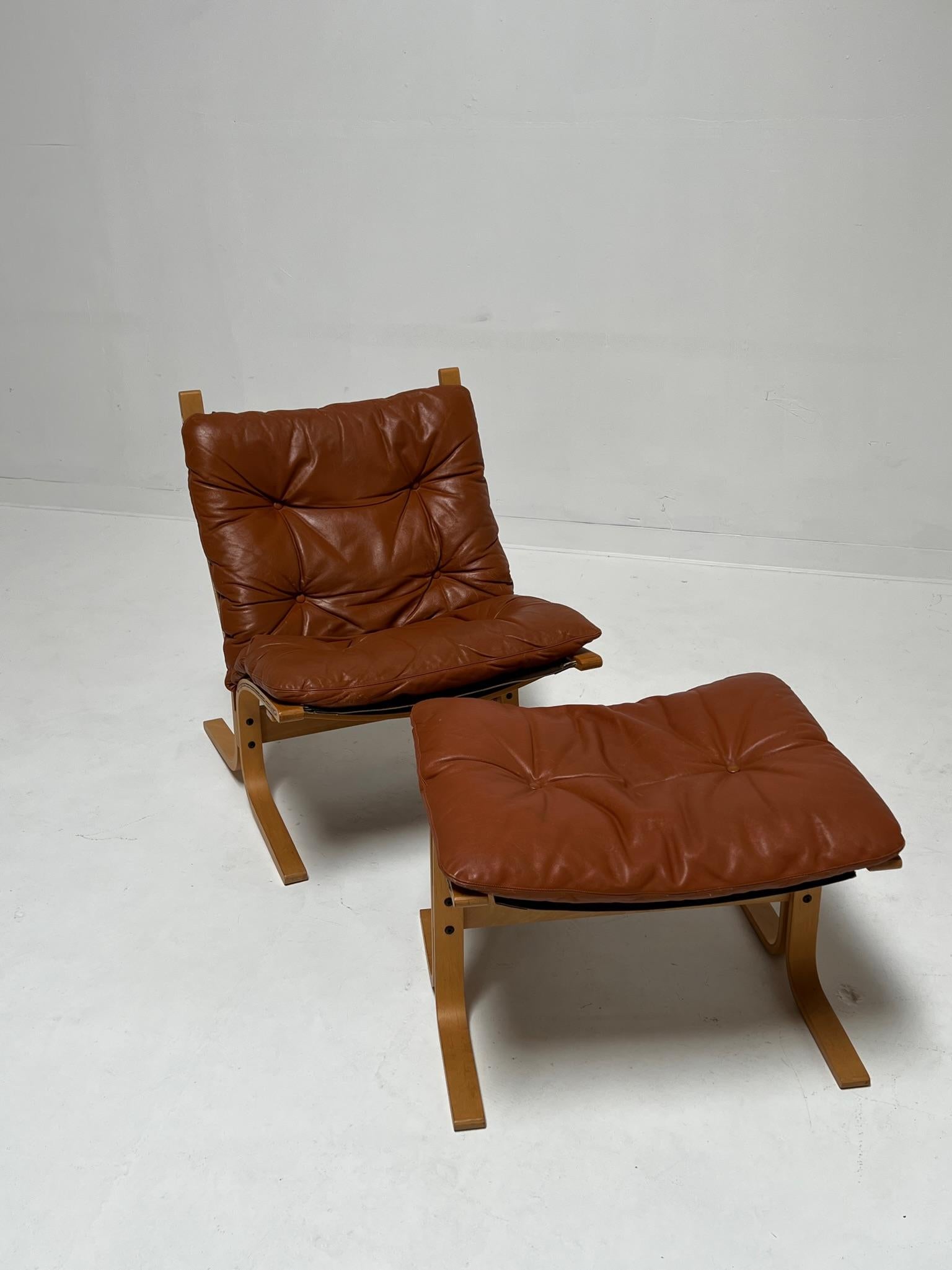 Siesta sling chair by iconic Norwegian designer Ingmar Relling. Manufactured in the late 1960s by Westnofa. This chair has been prized for its comfort, style and efficient use of materials. 

Overall good condition with nice patina and appropriate