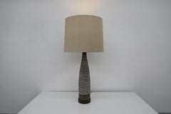 Lámpara de cerámica de mediados de siglo Ingrid Atterberg Pepita, esmaltada en blanco, Upsala Suecia