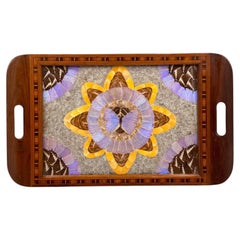 Plateau en bois marqueté de style « mid-century » avec bordure en forme d'ailes de papillon, Brésil, années 1950