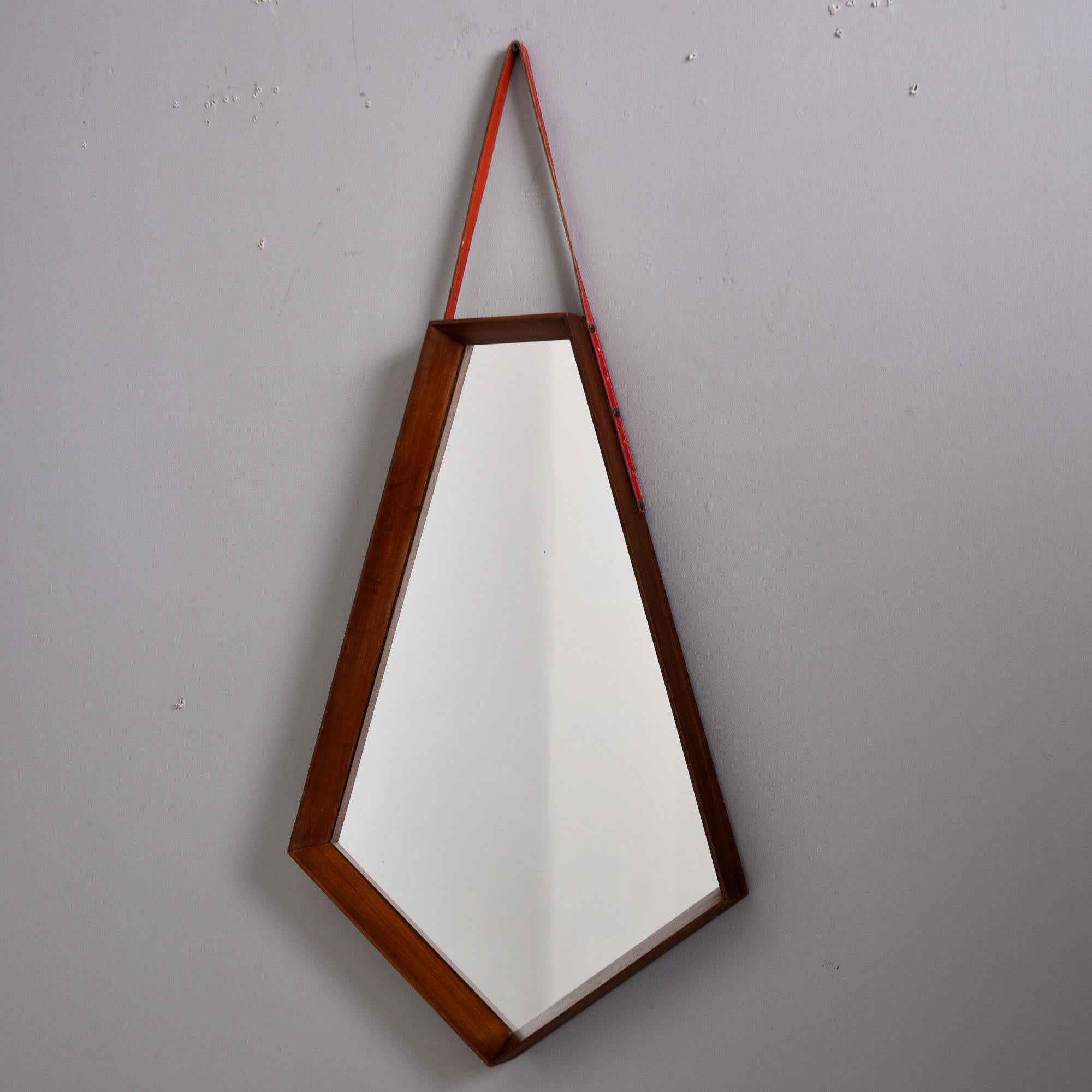 20ième siècle Miroir encastré du milieu du siècle avec cadre en noyer et courroie de suspension en cuir en vente