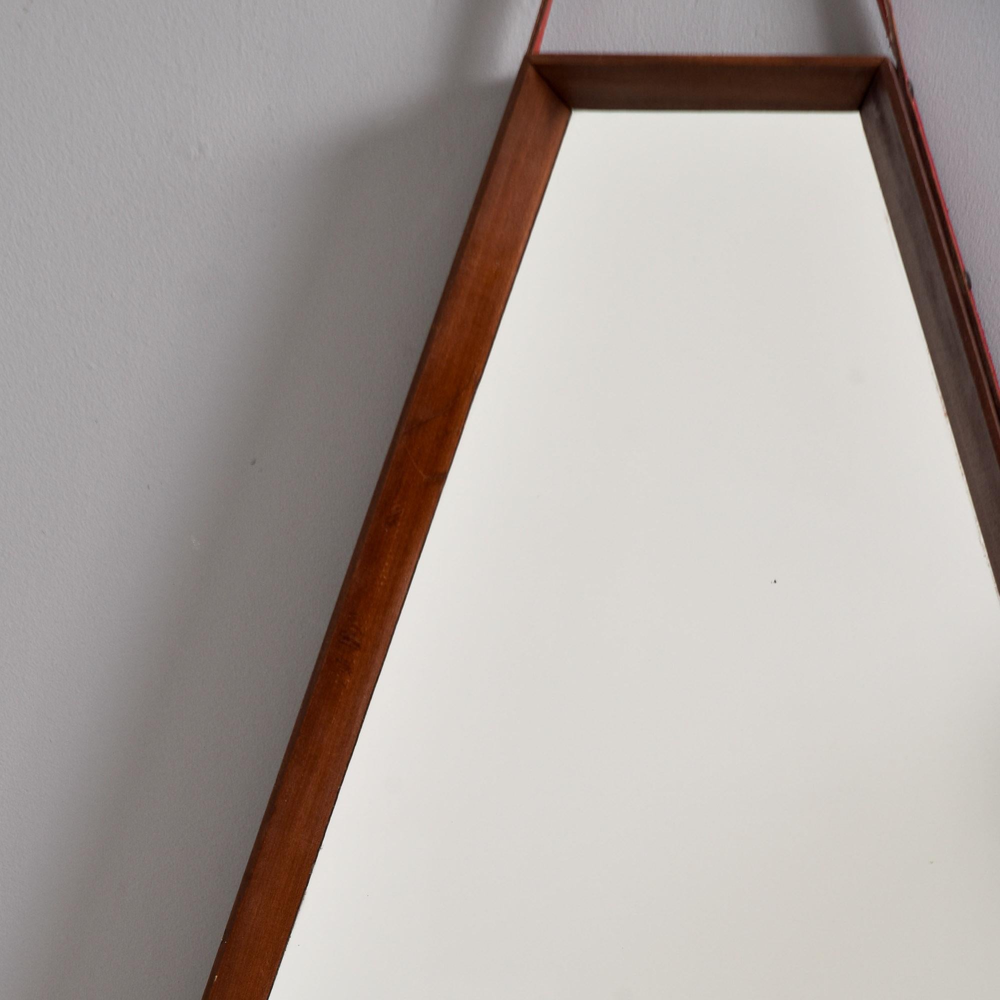 Cuir Miroir encastré du milieu du siècle avec cadre en noyer et courroie de suspension en cuir en vente
