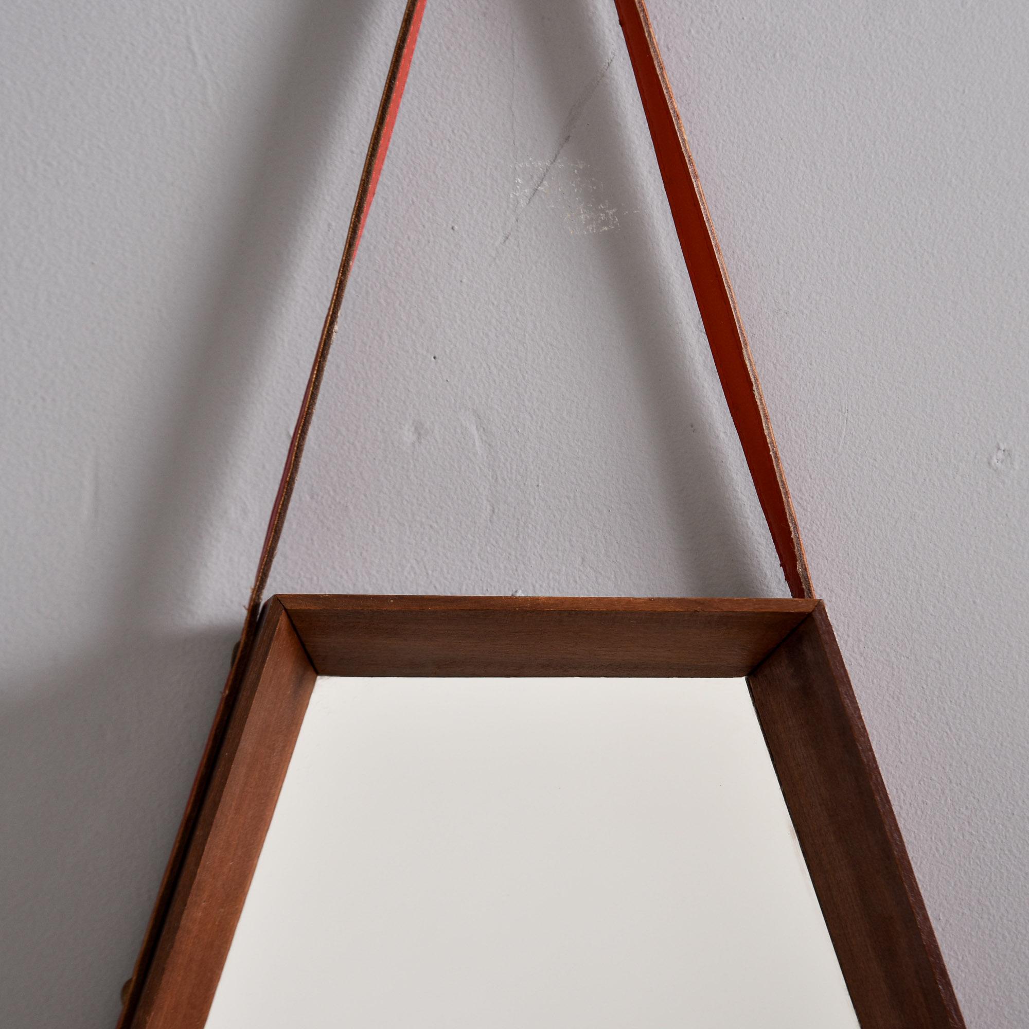 Miroir encastré du milieu du siècle avec cadre en noyer et courroie de suspension en cuir en vente 1
