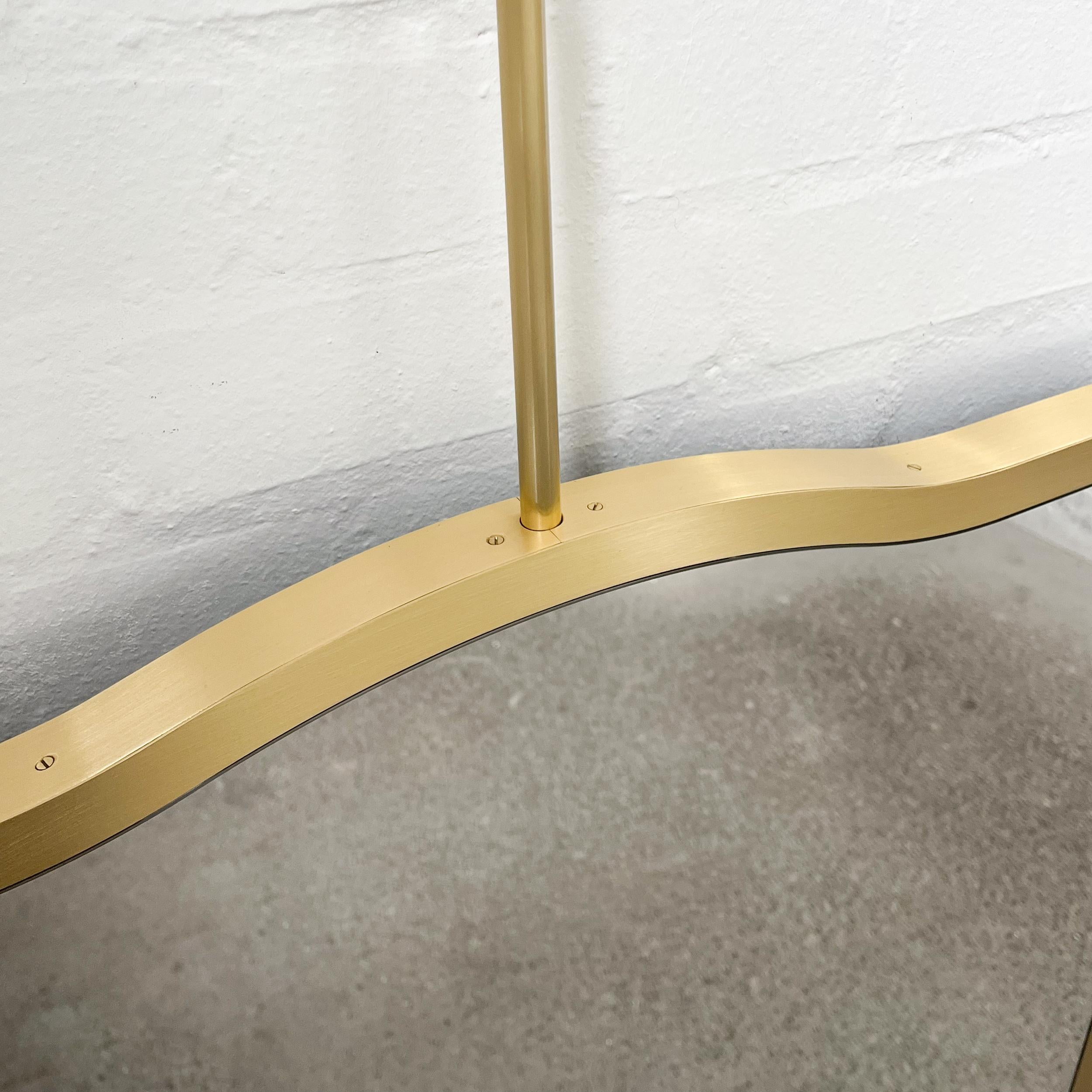 Britannique Miroir suspendu d'inspiration Gio Ponti, cadre en laiton, quatre vintage en vente