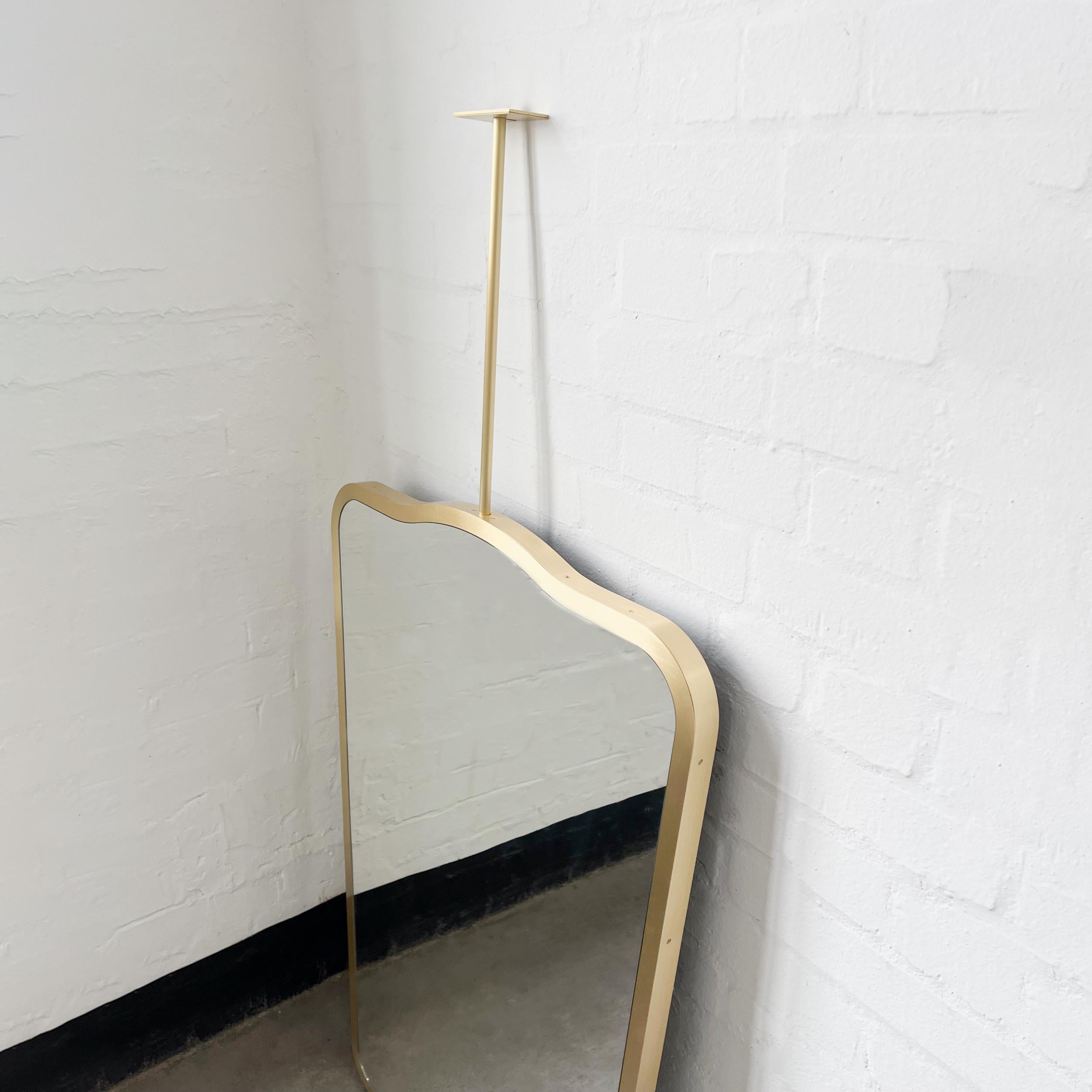 Miroir suspendu d'inspiration Gio Ponti, cadre en laiton, quatre vintage Neuf - En vente à London, GB