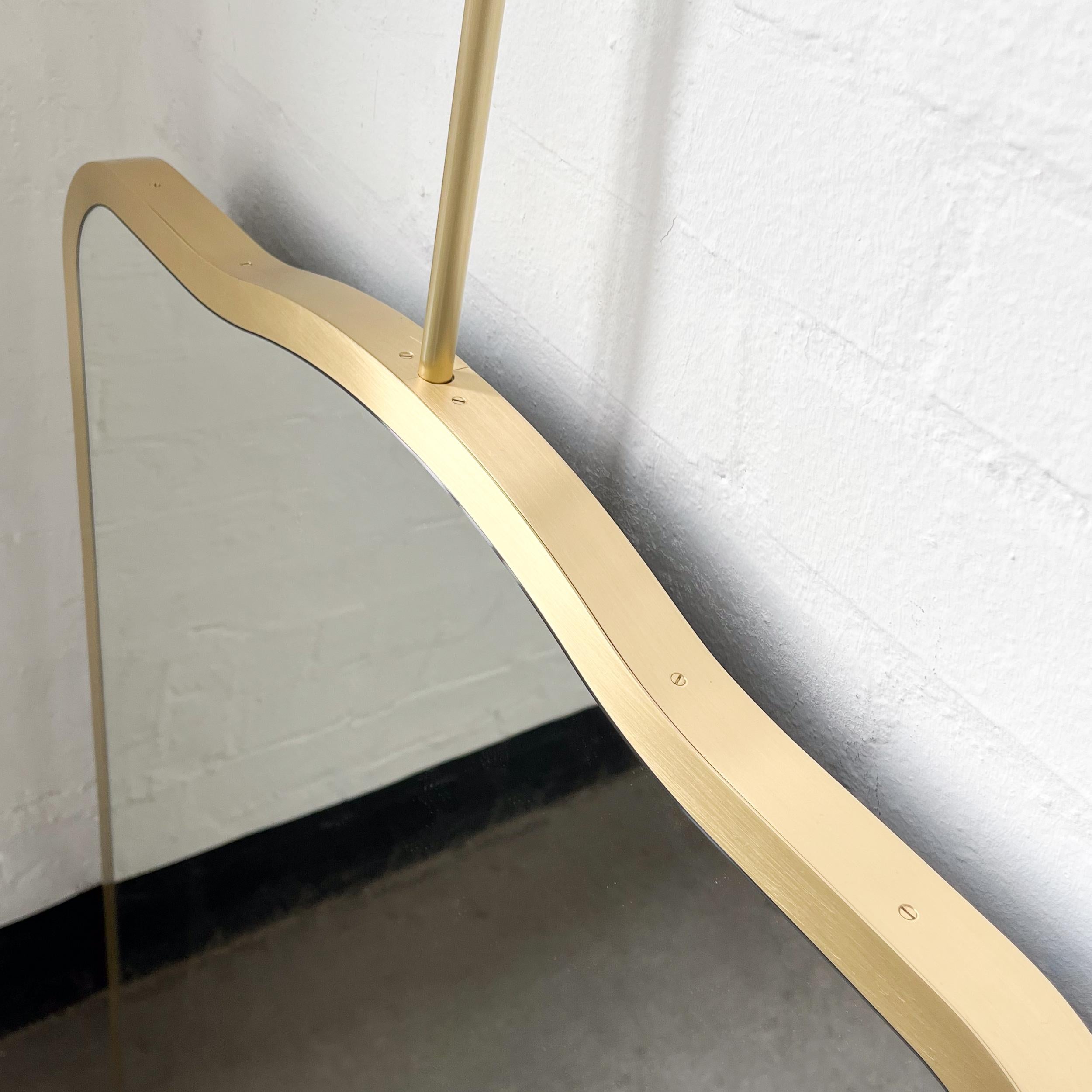 XXIe siècle et contemporain Miroir suspendu d'inspiration Gio Ponti, cadre en laiton, quatre vintage en vente