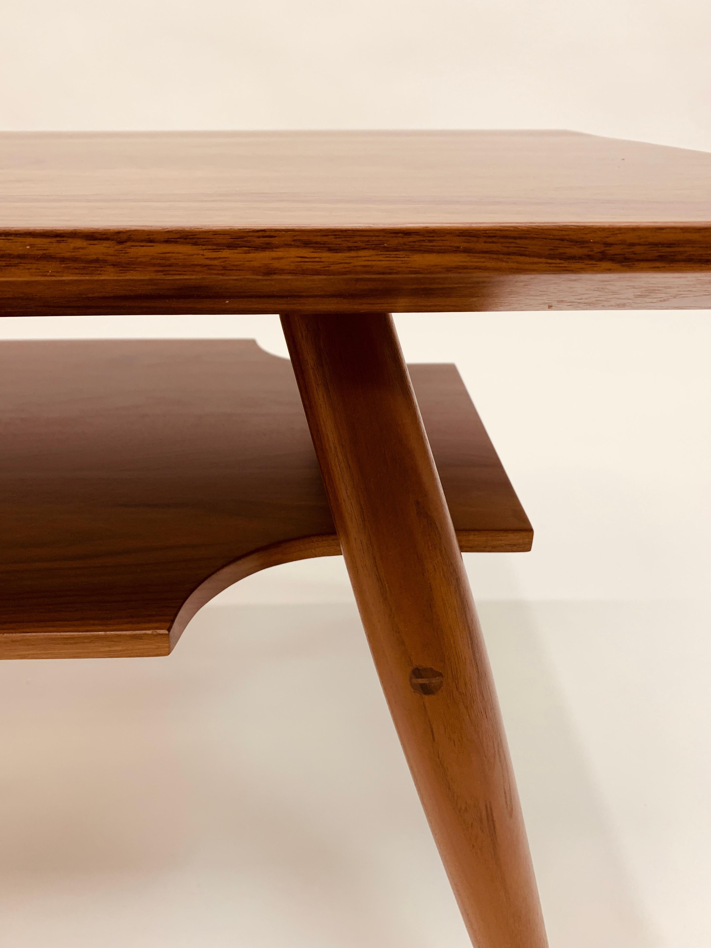 Table basse en noyer d'inspiration centrale avec étagère Neuf - En vente à Goshen, IN