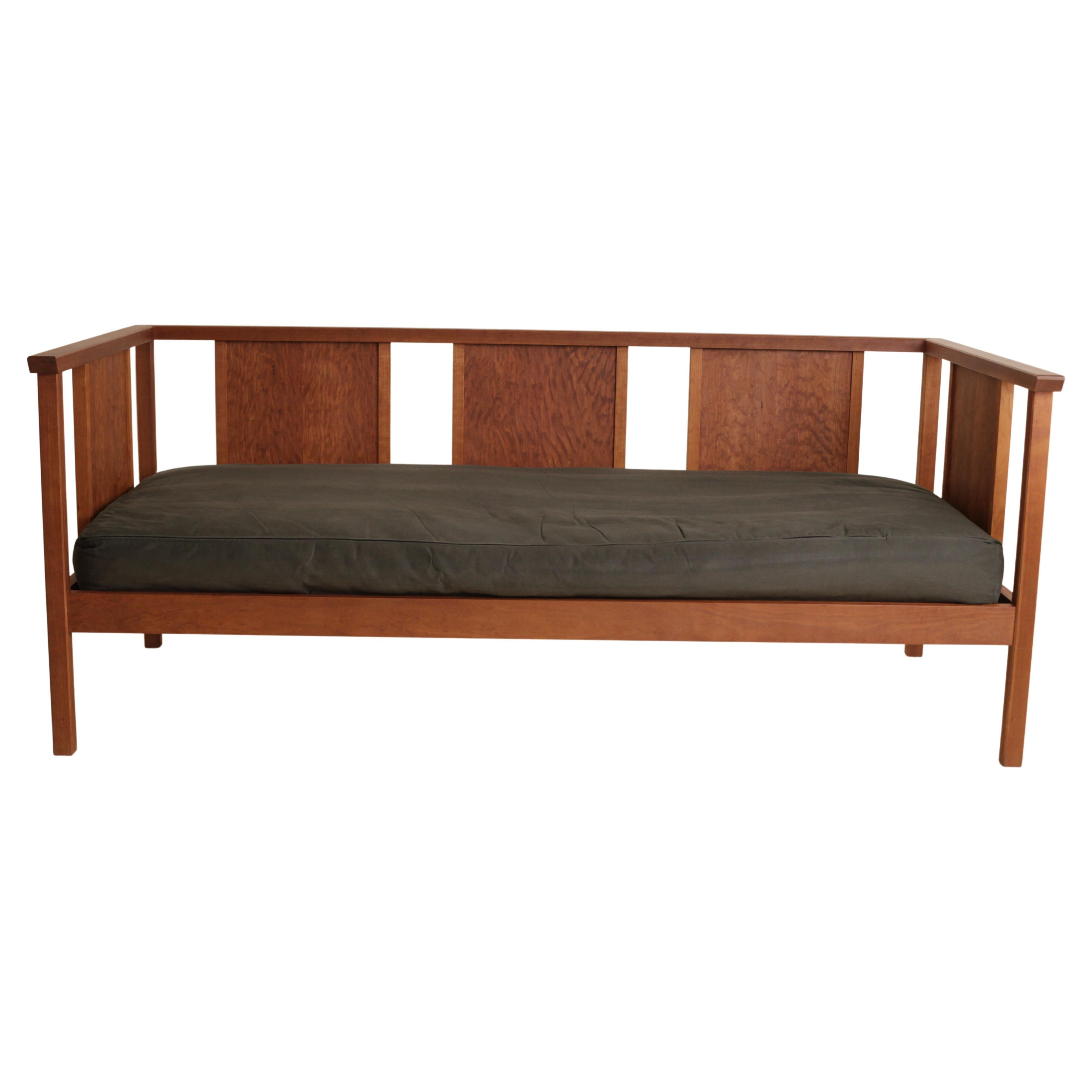 Sofá-cama o diván de inspiración de mediados de siglo en cerezo by Boyd & Allister Estadounidense en venta