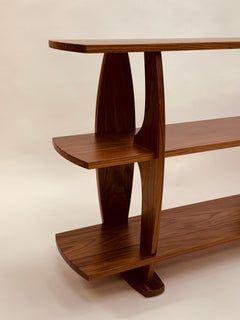 Libreria Floe in noce ispirata al Medioevo