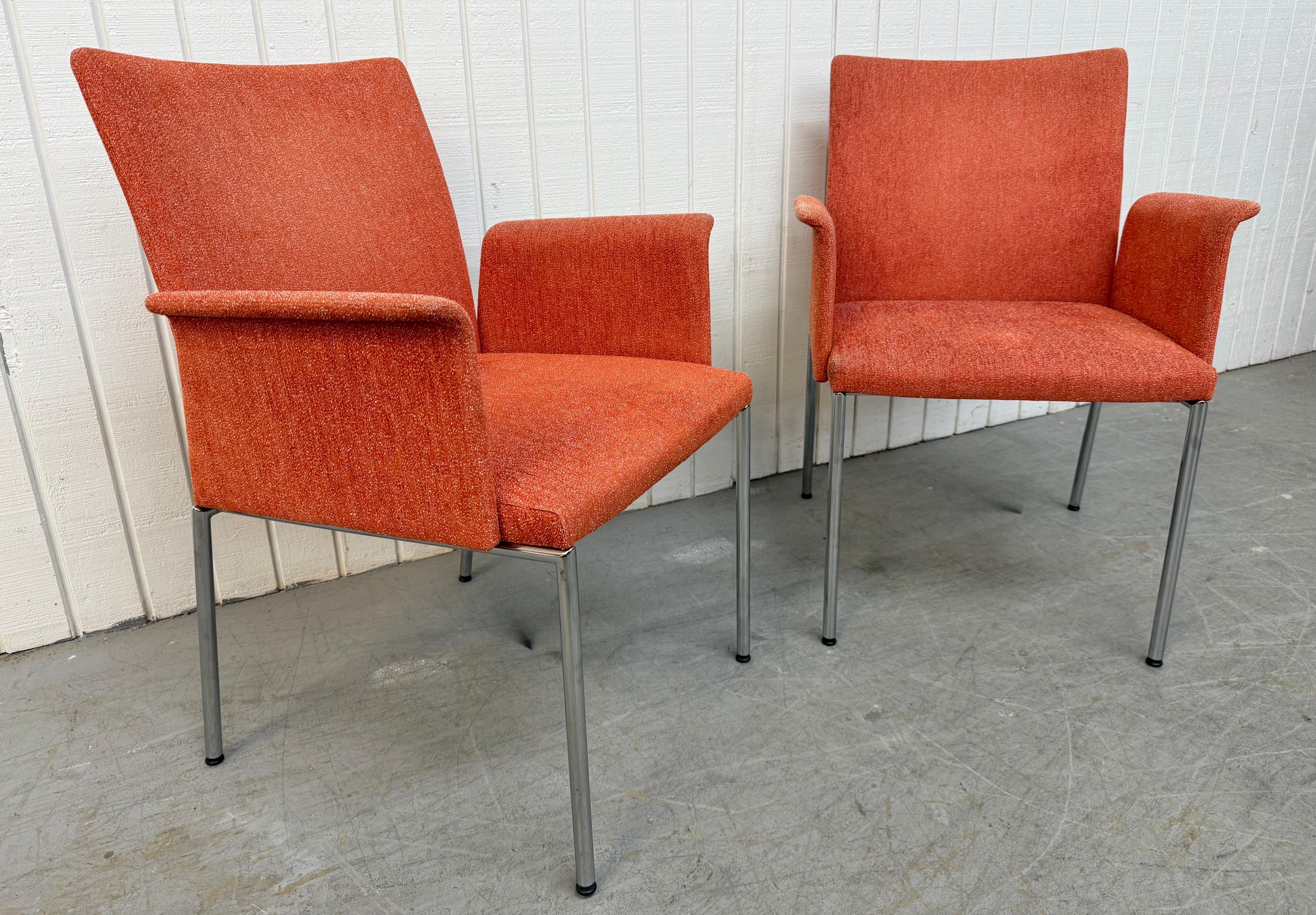 Este anuncio es para un par de Sillones Modernos Estilo Knoll Inspirados en la Mitad del Siglo. Con un diseño de líneas rectas, brazos curvados, modernas patas cromadas, armazón abombado y un bonito tapizado rojo. ¡Se trata de una combinación