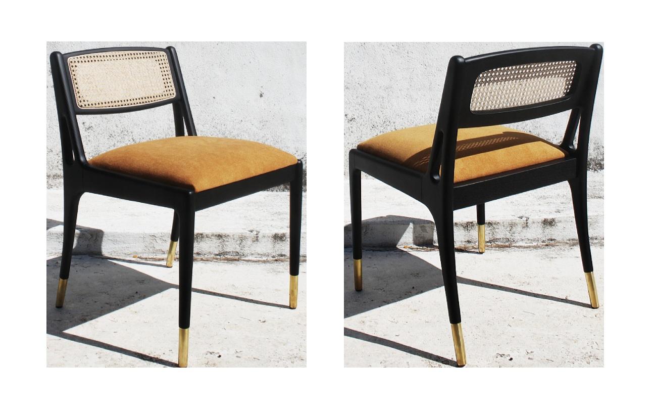 Mid-Century inspirierter Rattan-Esszimmerstuhl mit blauem Anilinrahmen/Blauem Samt (Europäisch) im Angebot