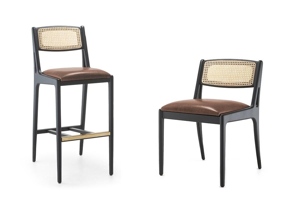 Mid-Century inspirierter Rattan-Esszimmerstuhl mit blauem Anilinrahmen/Blauem Samt (Handgefertigt) im Angebot