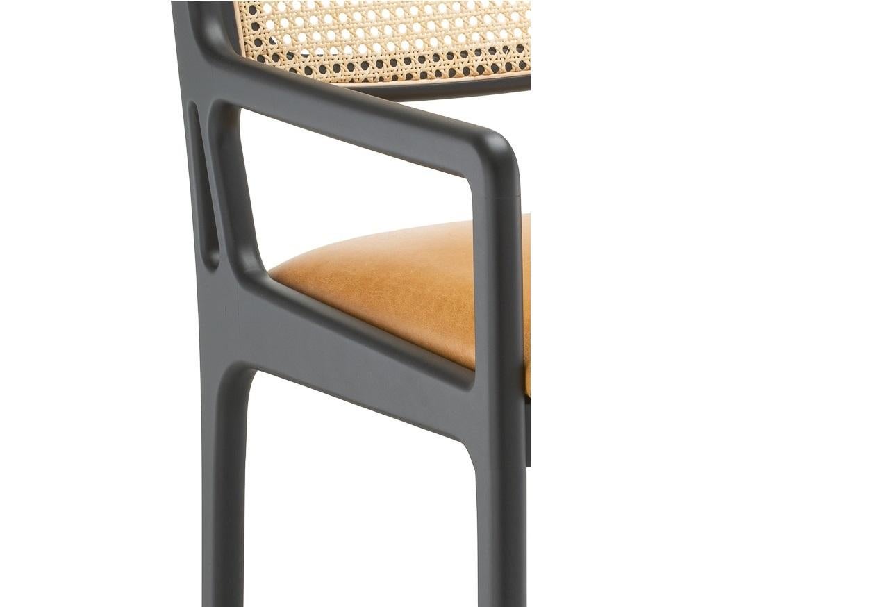 Mid-Century inspirierter Rattan-Esszimmerstuhl mit blauem Anilinrahmen/Blauem Samt im Zustand „Neu“ im Angebot in NEW YORK, NY