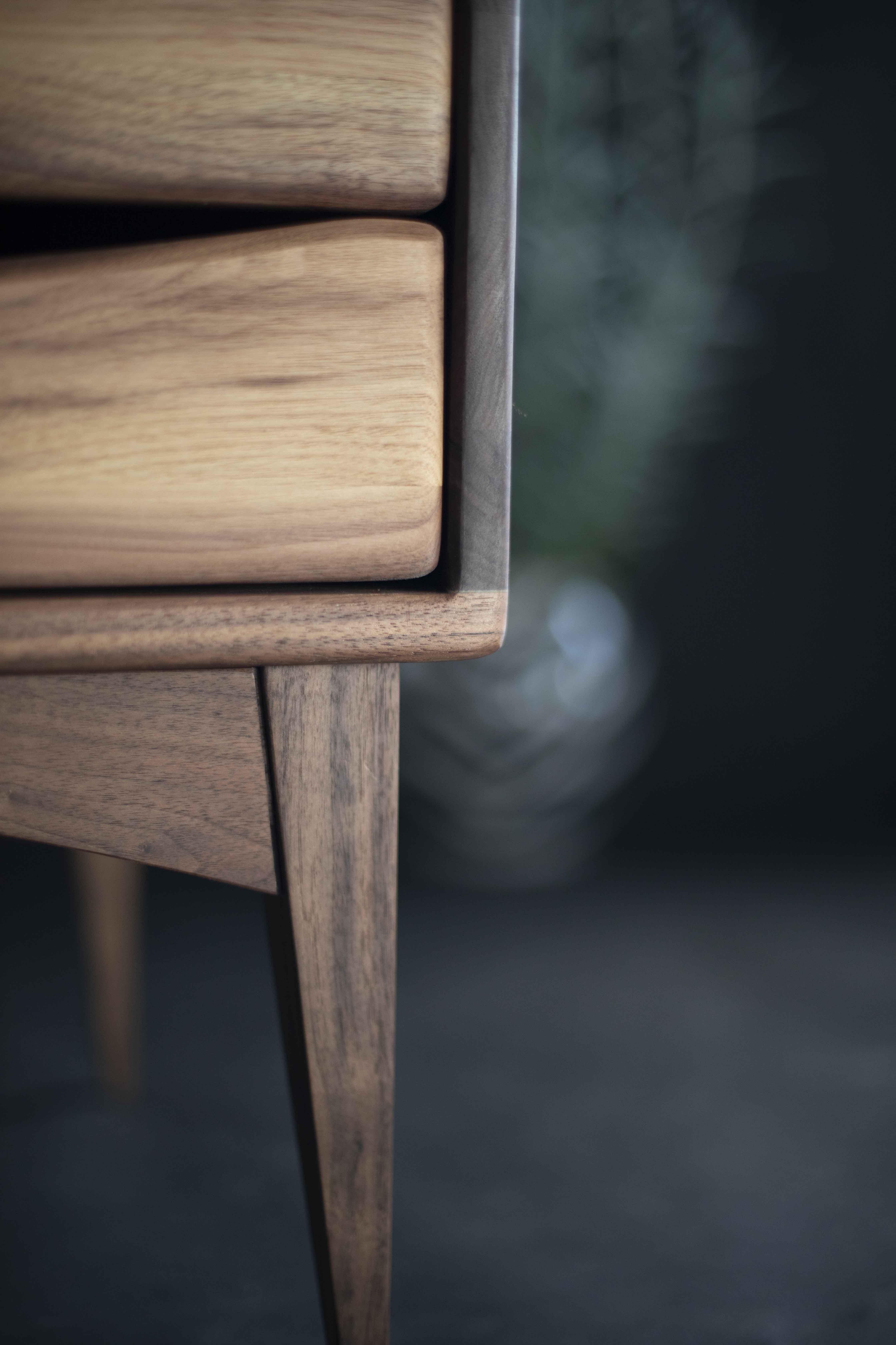 Mid-Century Inspired Walnut Nightstand – Modern Walnut Nightstand In New Condition For Sale In CAMBRE, ES