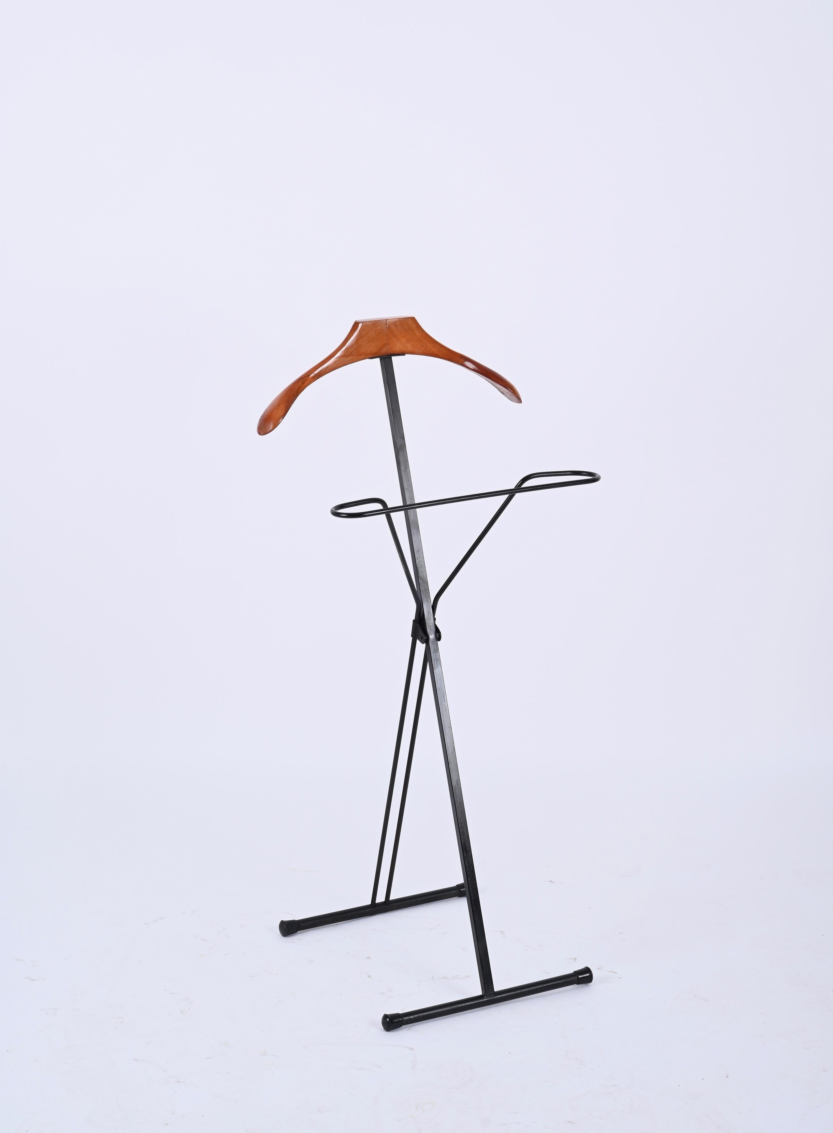 Beautiful and rare midcentury Italian personal coat hanger in an understated modern style. This fantastic item was made in Italy in the 1960s and is fully collapsible.

This original piece is both functional and highly decorative with the tubular