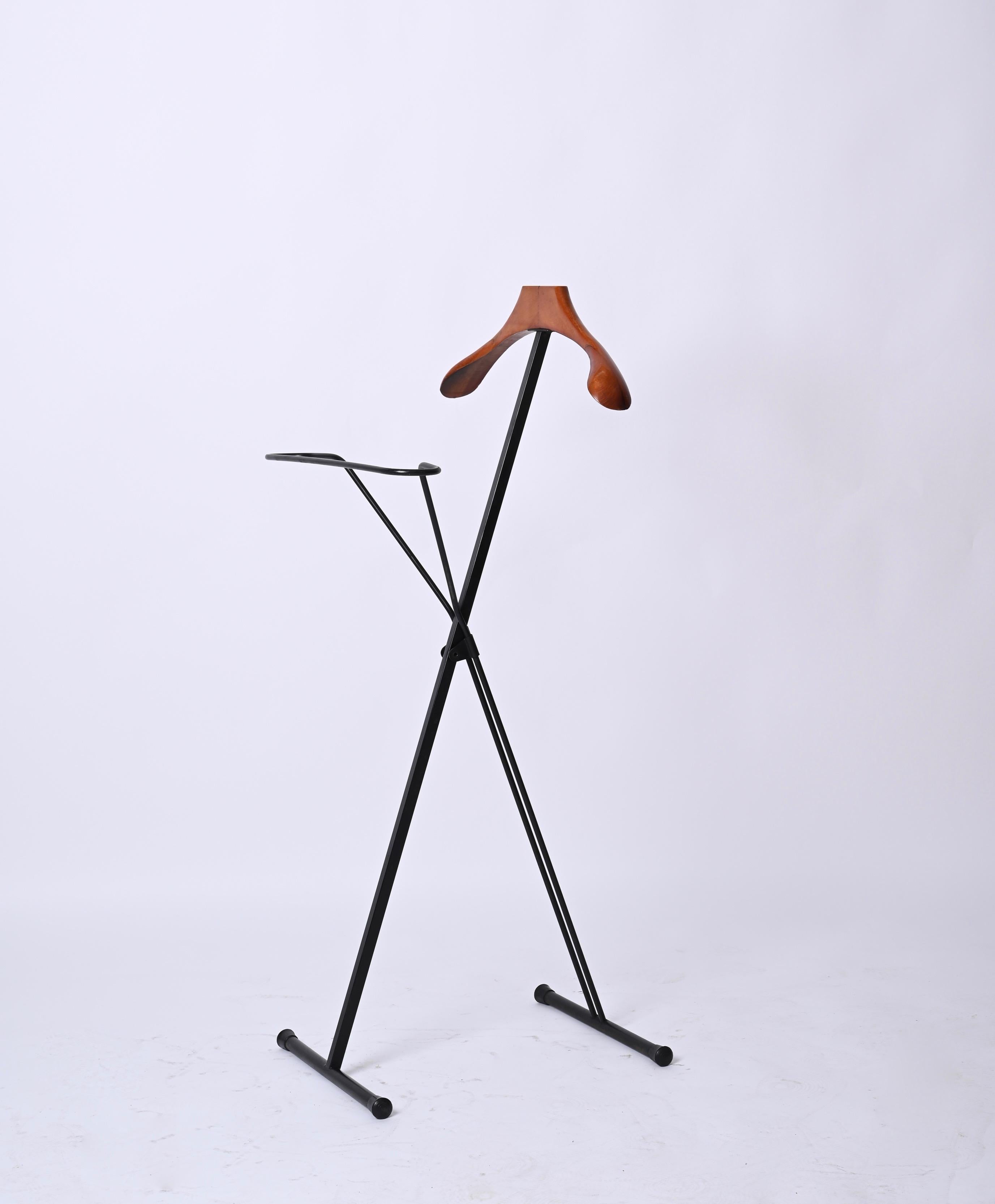 Mid-Century Iron and Beech Wood Italian Foldable Valet Stand, Italy 1960s In Good Condition For Sale In Roma, IT