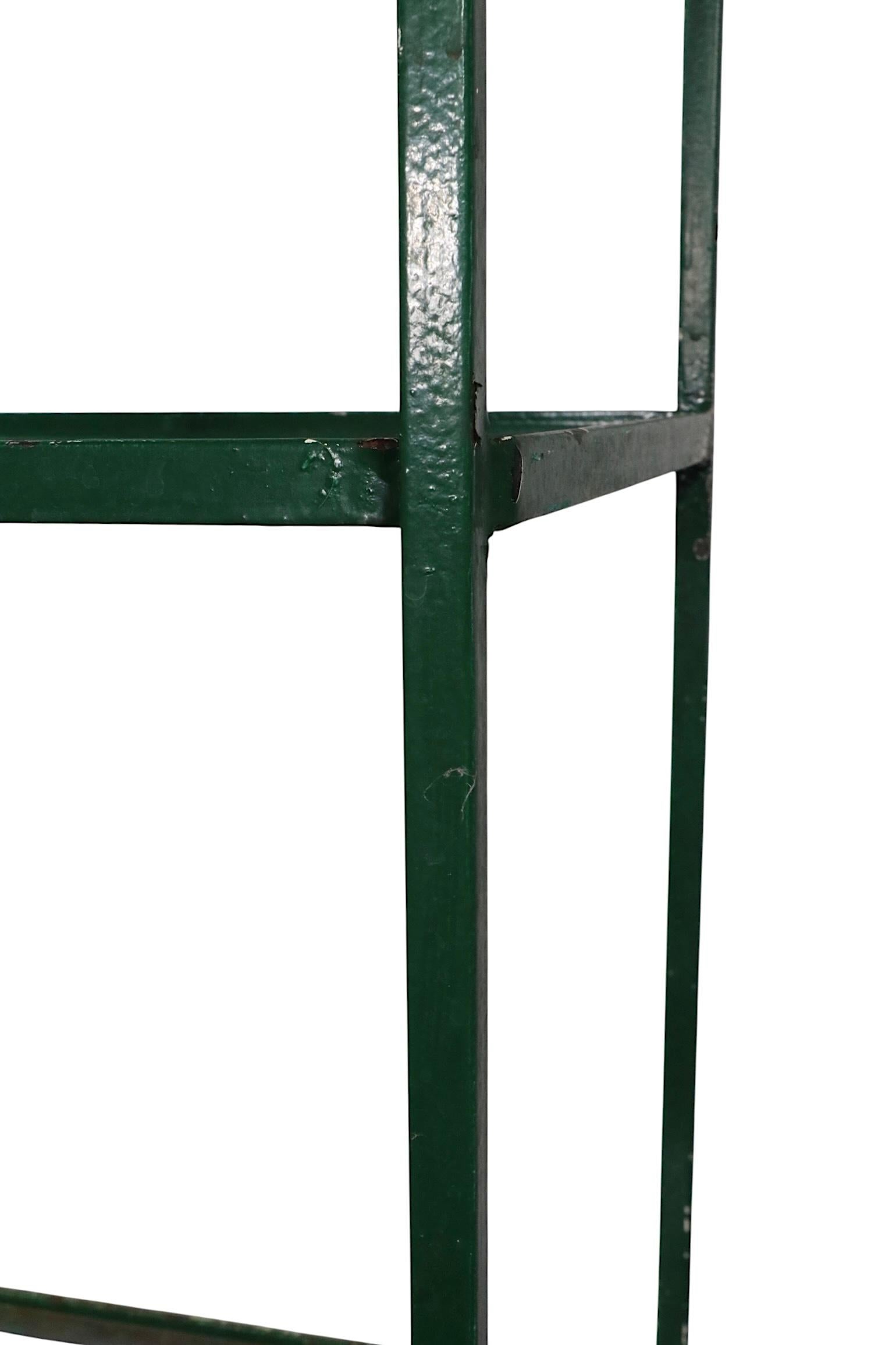 Espositore a scaffale in ferro e vetro di metà secolo con struttura a parete in vernice verde in vendita 5
