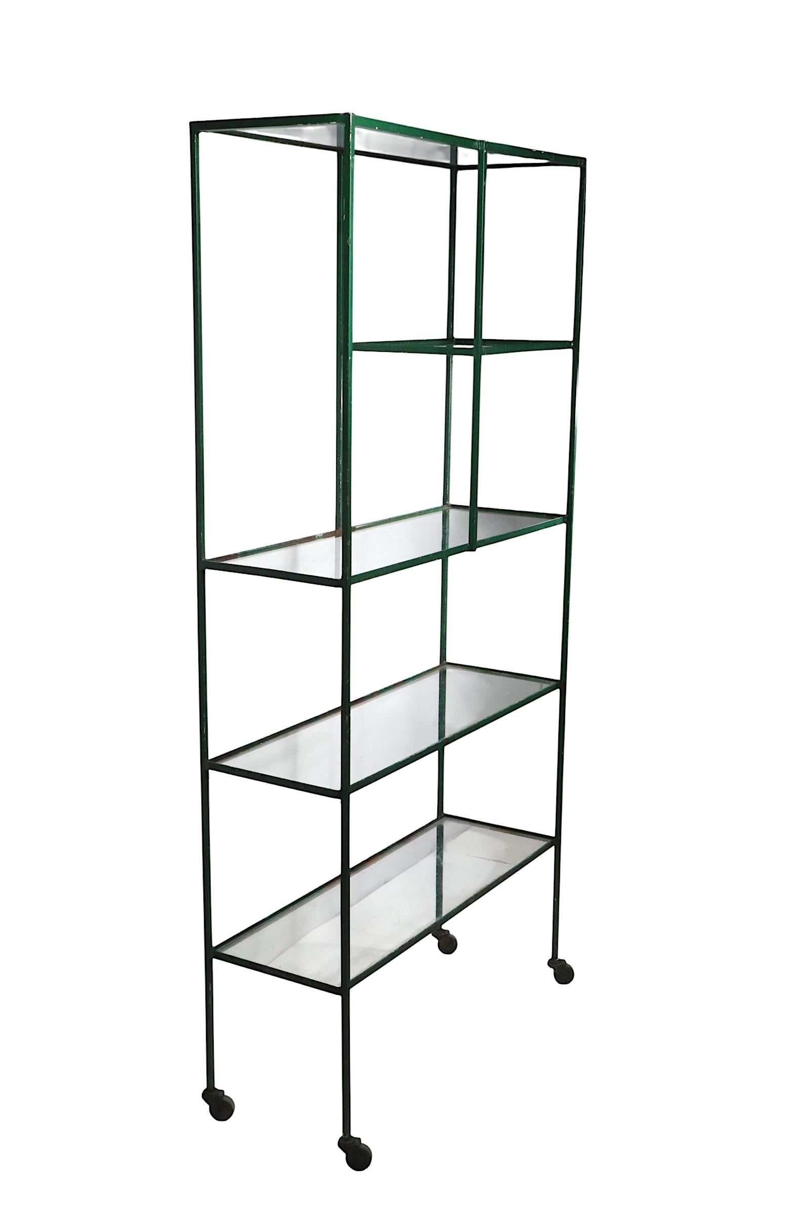 Espositore a scaffale in ferro e vetro di metà secolo con struttura a parete in vernice verde in vendita 6