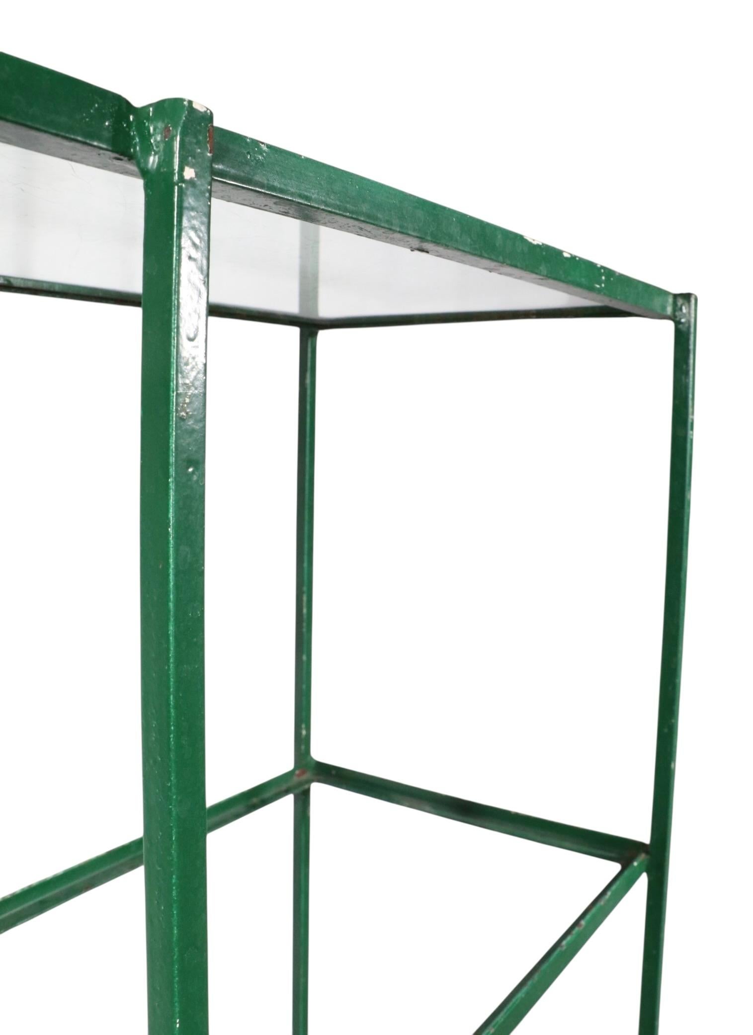 Espositore a scaffale in ferro e vetro di metà secolo con struttura a parete in vernice verde in vendita 9