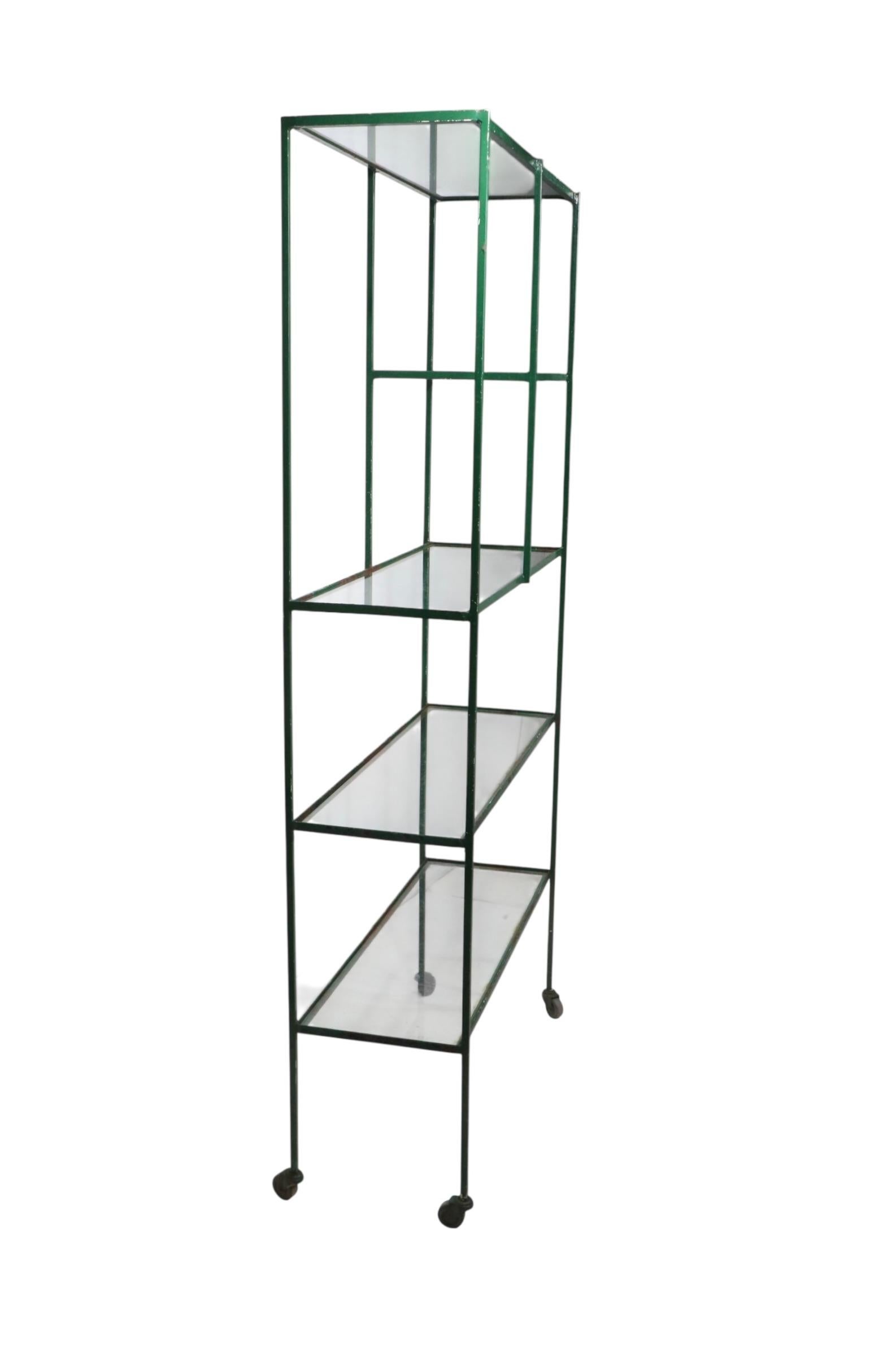 Espositore a scaffale in ferro e vetro di metà secolo con struttura a parete in vernice verde in vendita 11