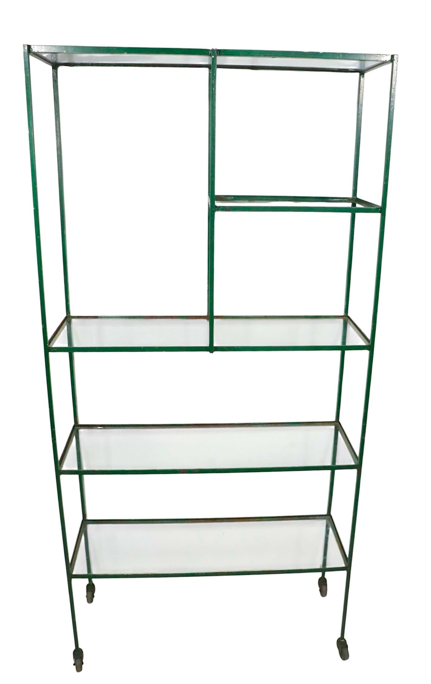 Mid-Century moderno Espositore a scaffale in ferro e vetro di metà secolo con struttura a parete in vernice verde in vendita