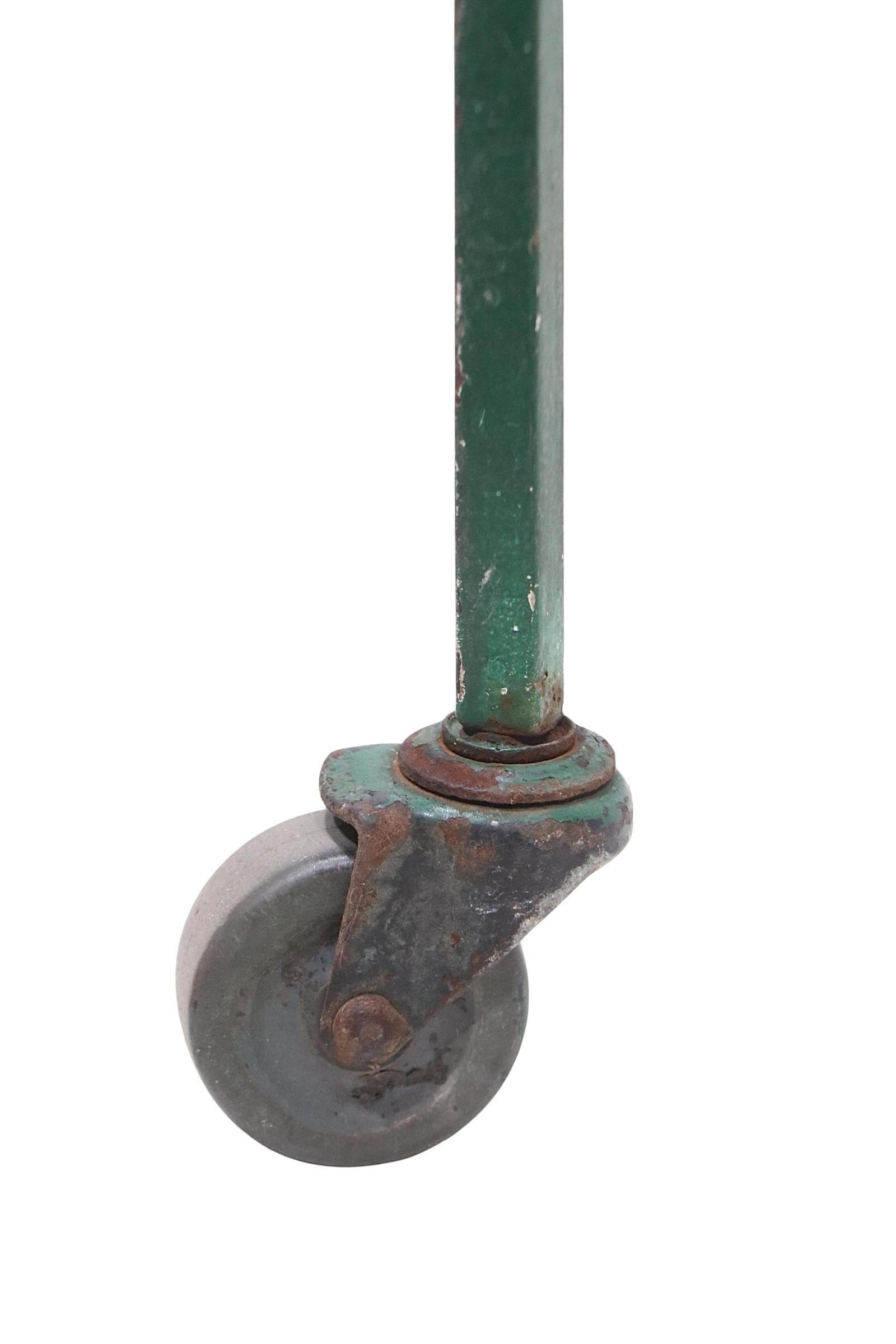 Americano Espositore a scaffale in ferro e vetro di metà secolo con struttura a parete in vernice verde in vendita
