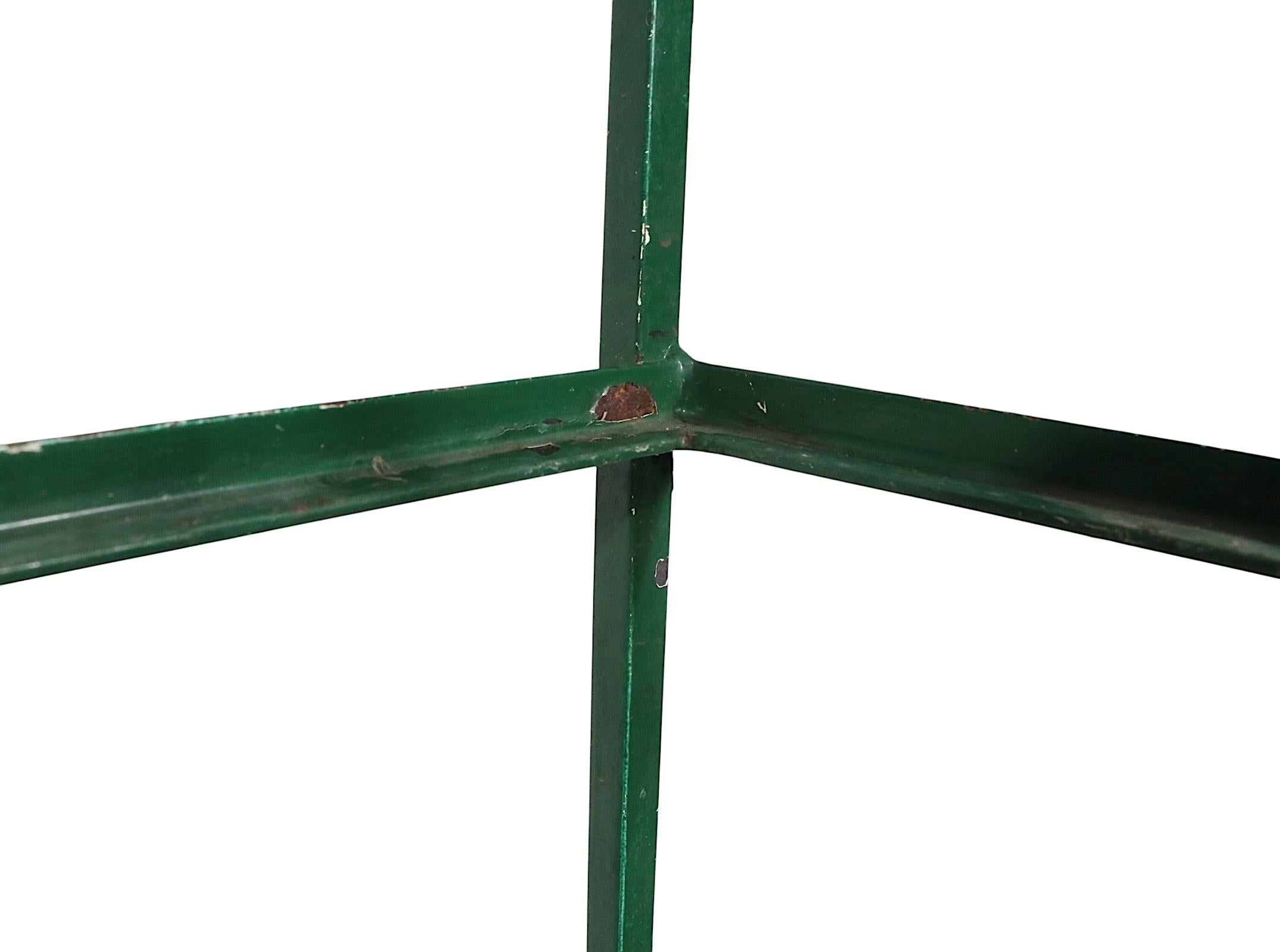 XX secolo Espositore a scaffale in ferro e vetro di metà secolo con struttura a parete in vernice verde in vendita