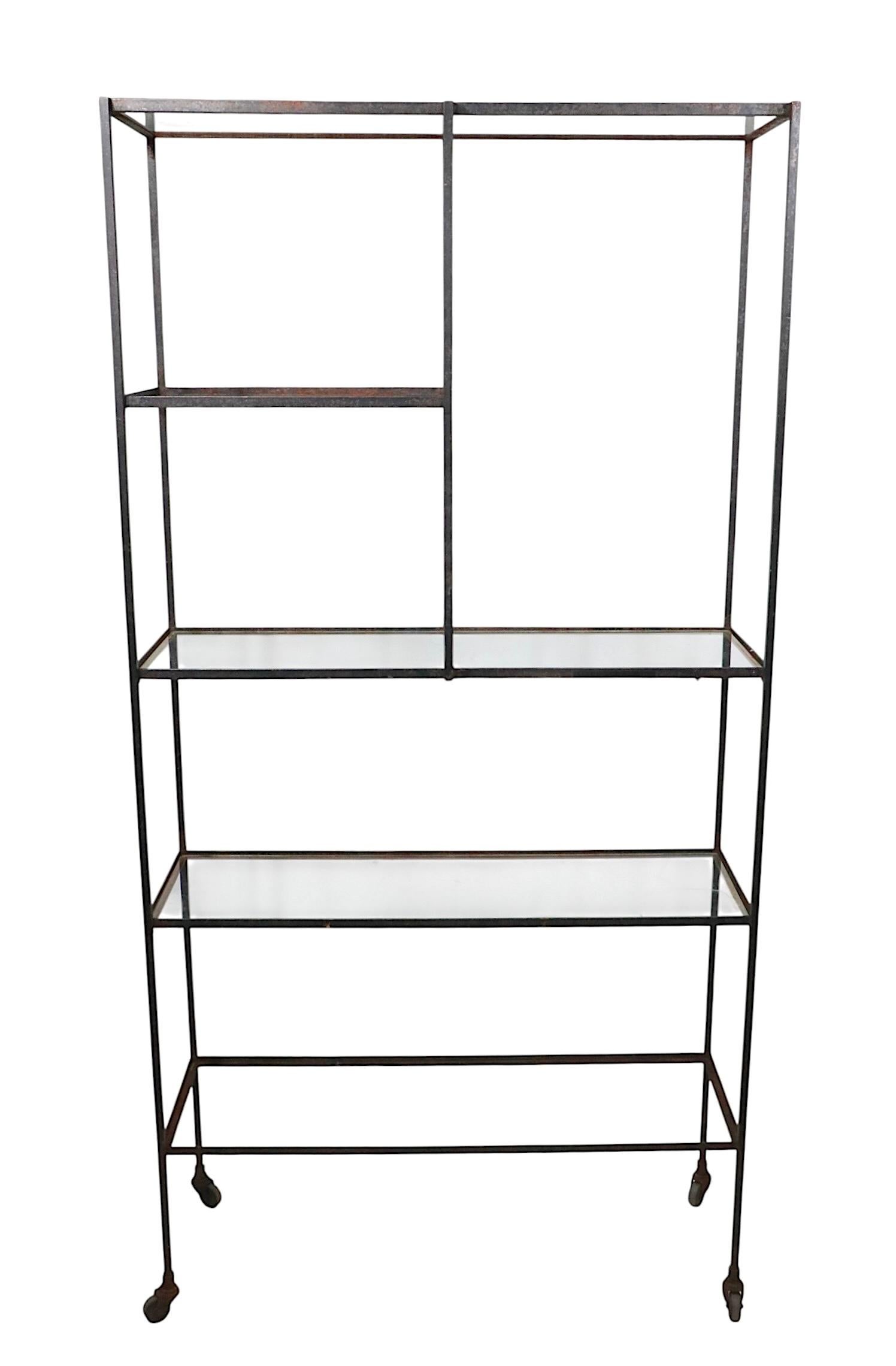Mid-Century moderno Scaffale espositivo in metallo indipendente in ferro e vetro del Mid Century, anni '50 ca. in vendita