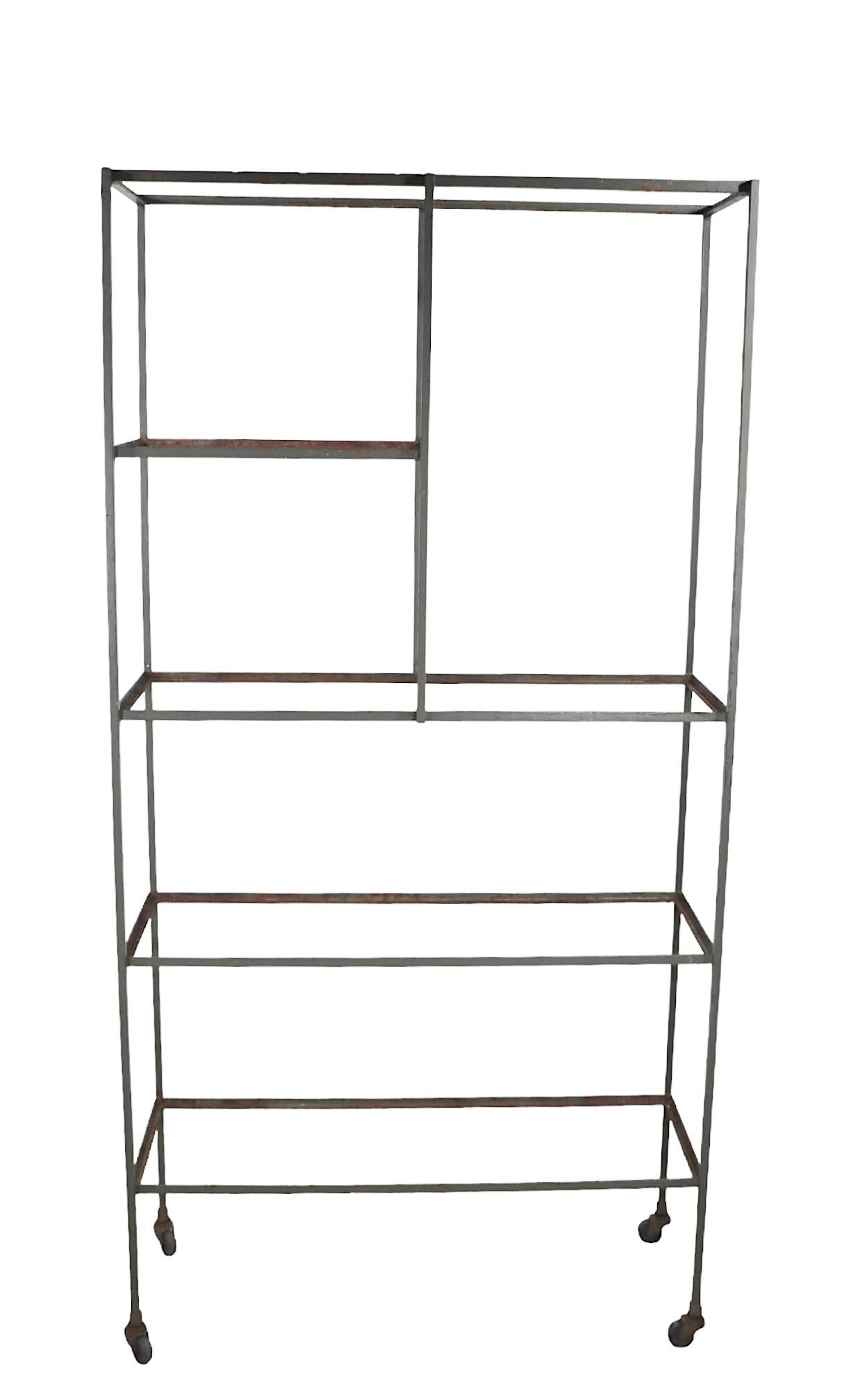 Mid-Century moderno Etagere Vitrine a ripiani in ferro e vetro del 1950 di Weinberg Umanoff C.C. in vendita
