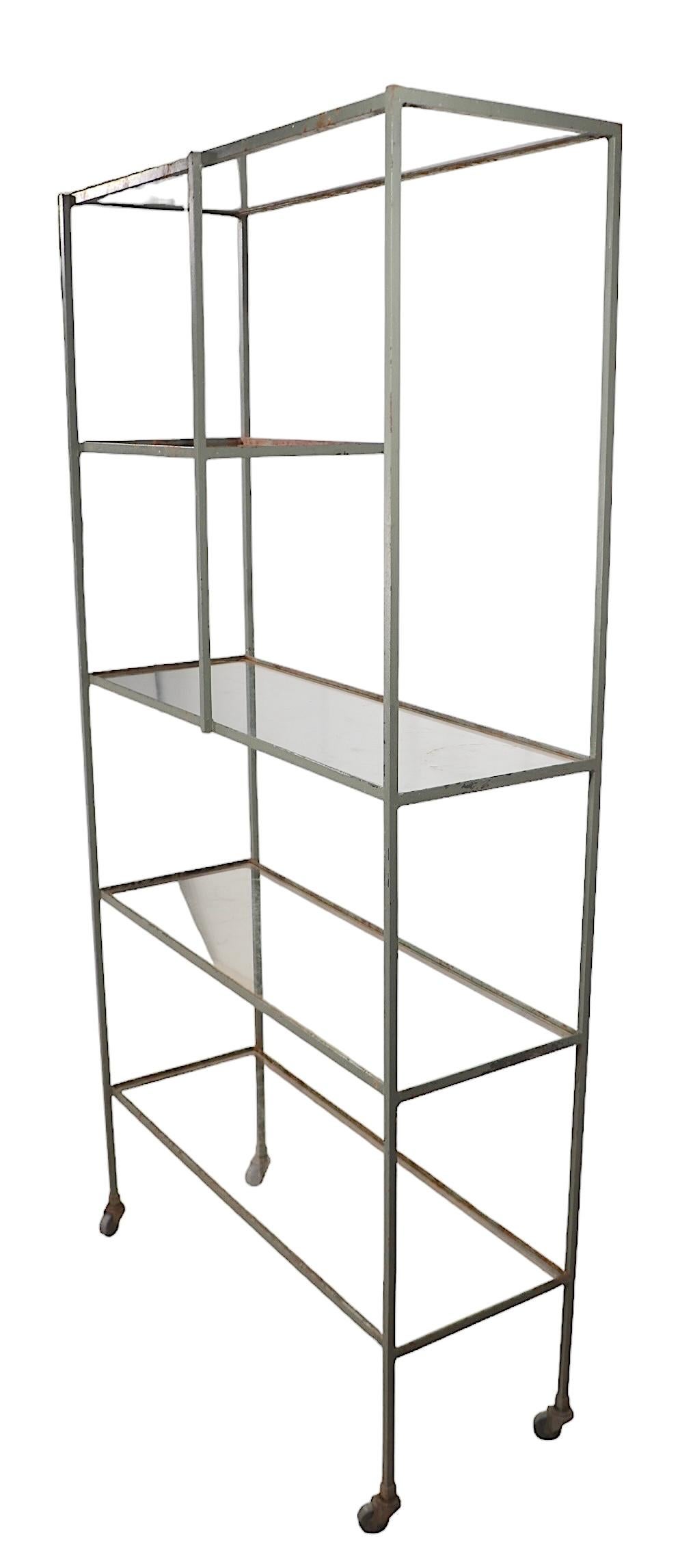 Etagere Vitrine a ripiani in ferro e vetro del 1950 di Weinberg Umanoff C.C. In condizioni buone in vendita a New York, NY