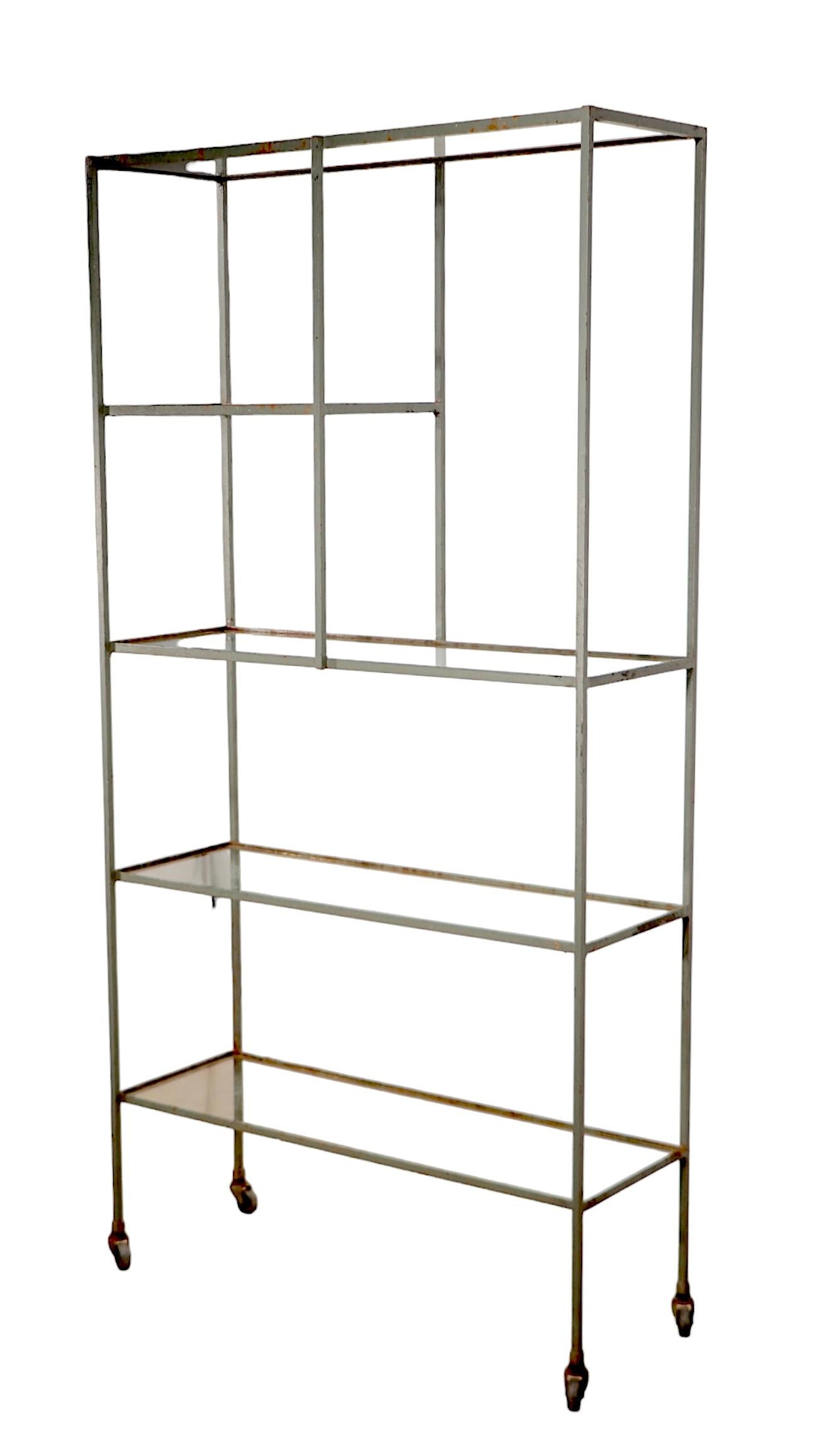 Vetro Etagere Vitrine a ripiani in ferro e vetro del 1950 di Weinberg Umanoff C.C. in vendita
