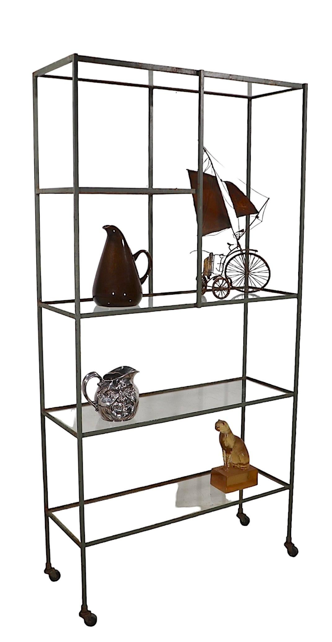 Etagere Vitrine a ripiani in ferro e vetro del 1950 di Weinberg Umanoff C.C. in vendita 2