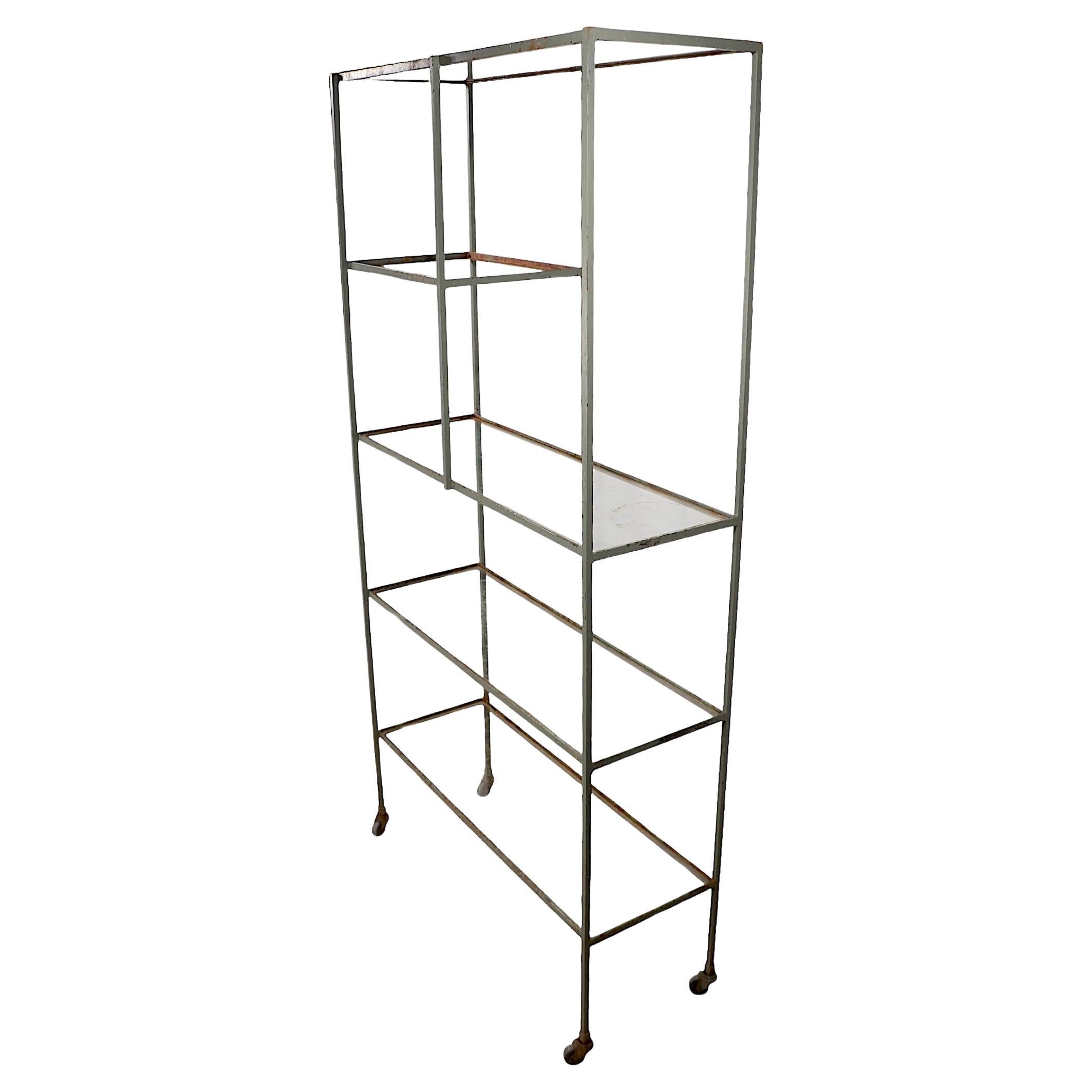 Mid Century Eisen und Glas Regal Etagere Vitrine nach Weinberg Umanoff c 1950's