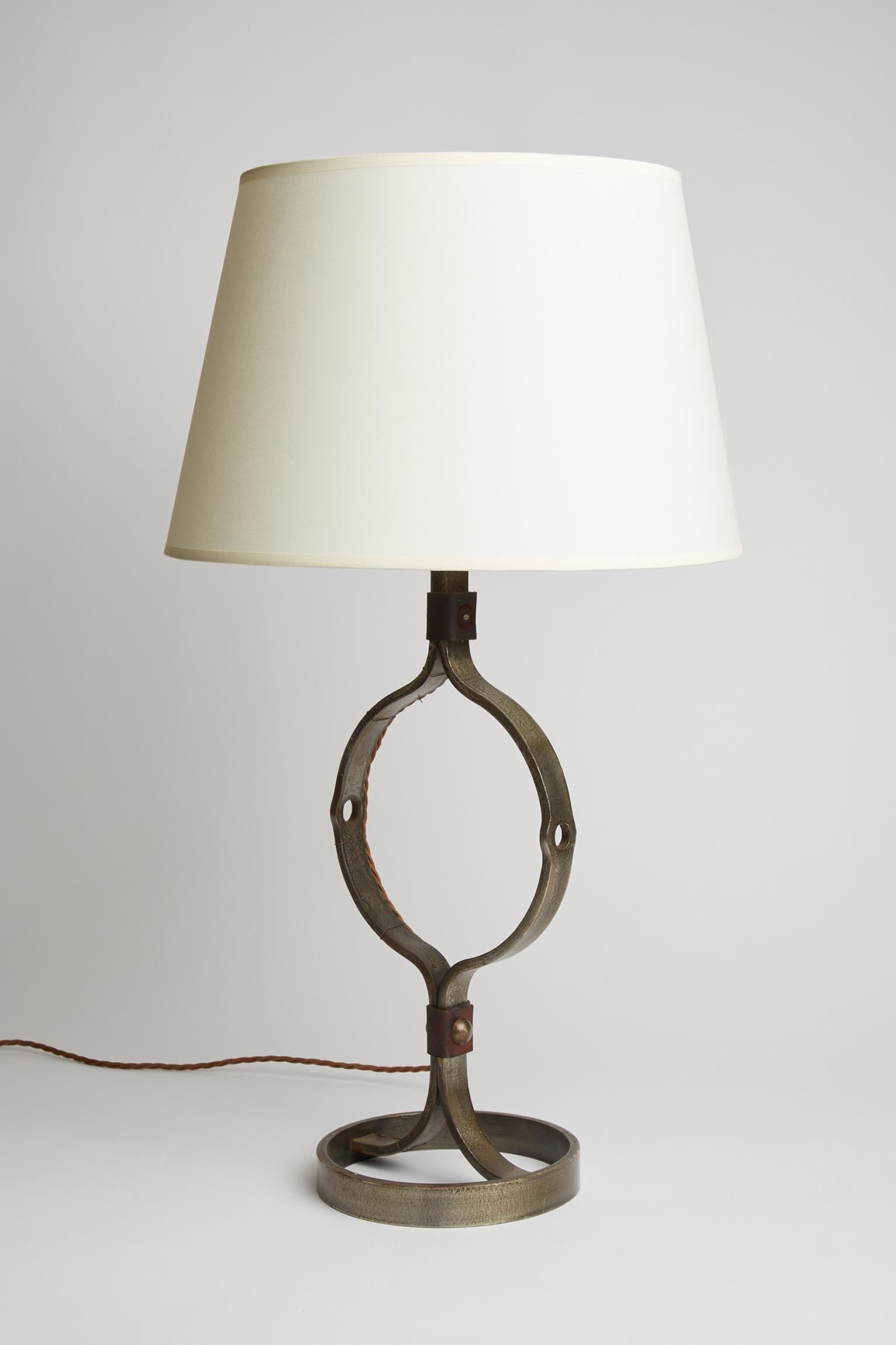Mid-Century Modern Lampe de bureau en fer et cuir du milieu du siècle dernier de Jean-Pierre Ryckaert en vente