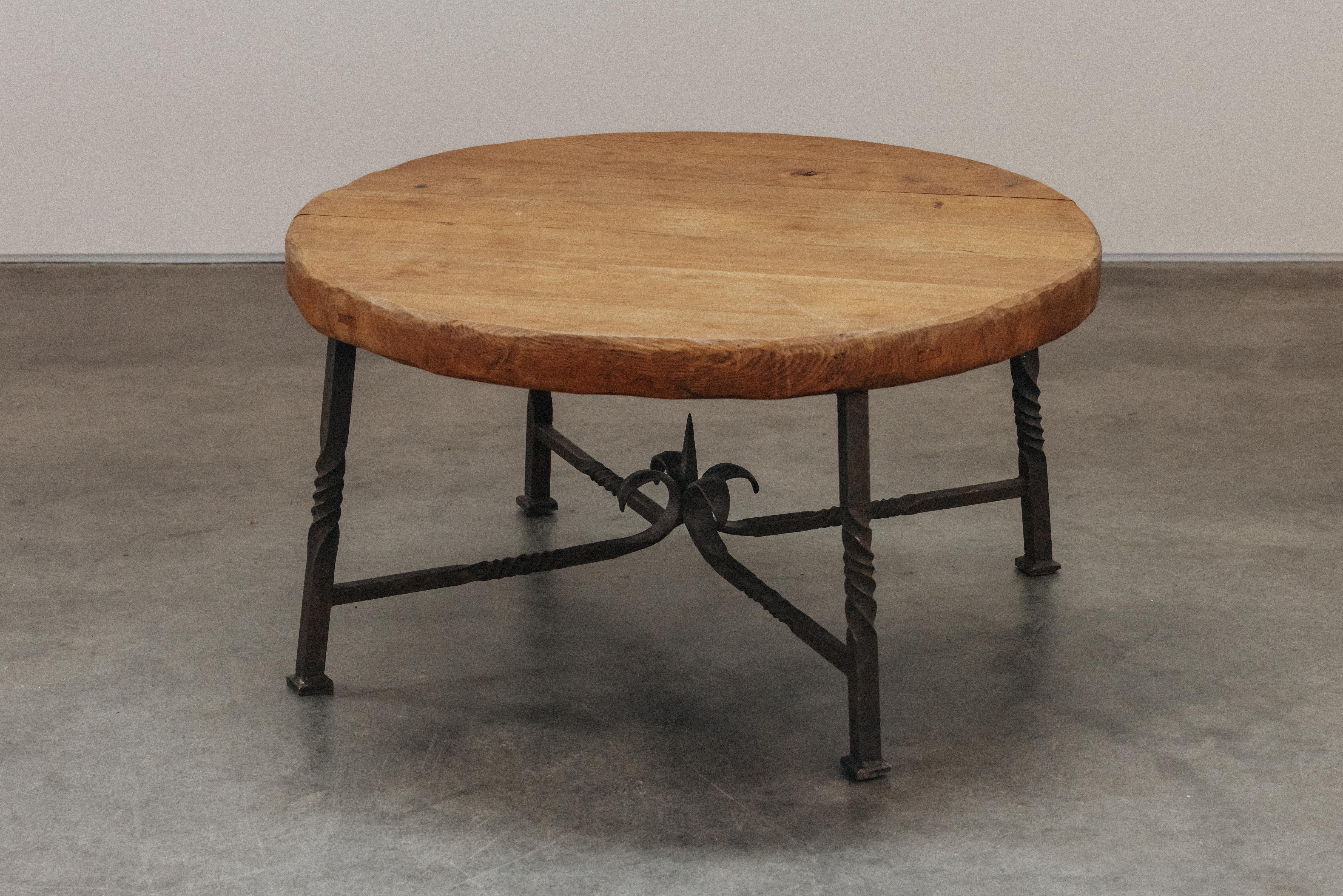 Mesa de centro de hierro y roble de mediados de siglo, Francia, circa 1960.  Base de hierro macizo con tablero de roble macizo.