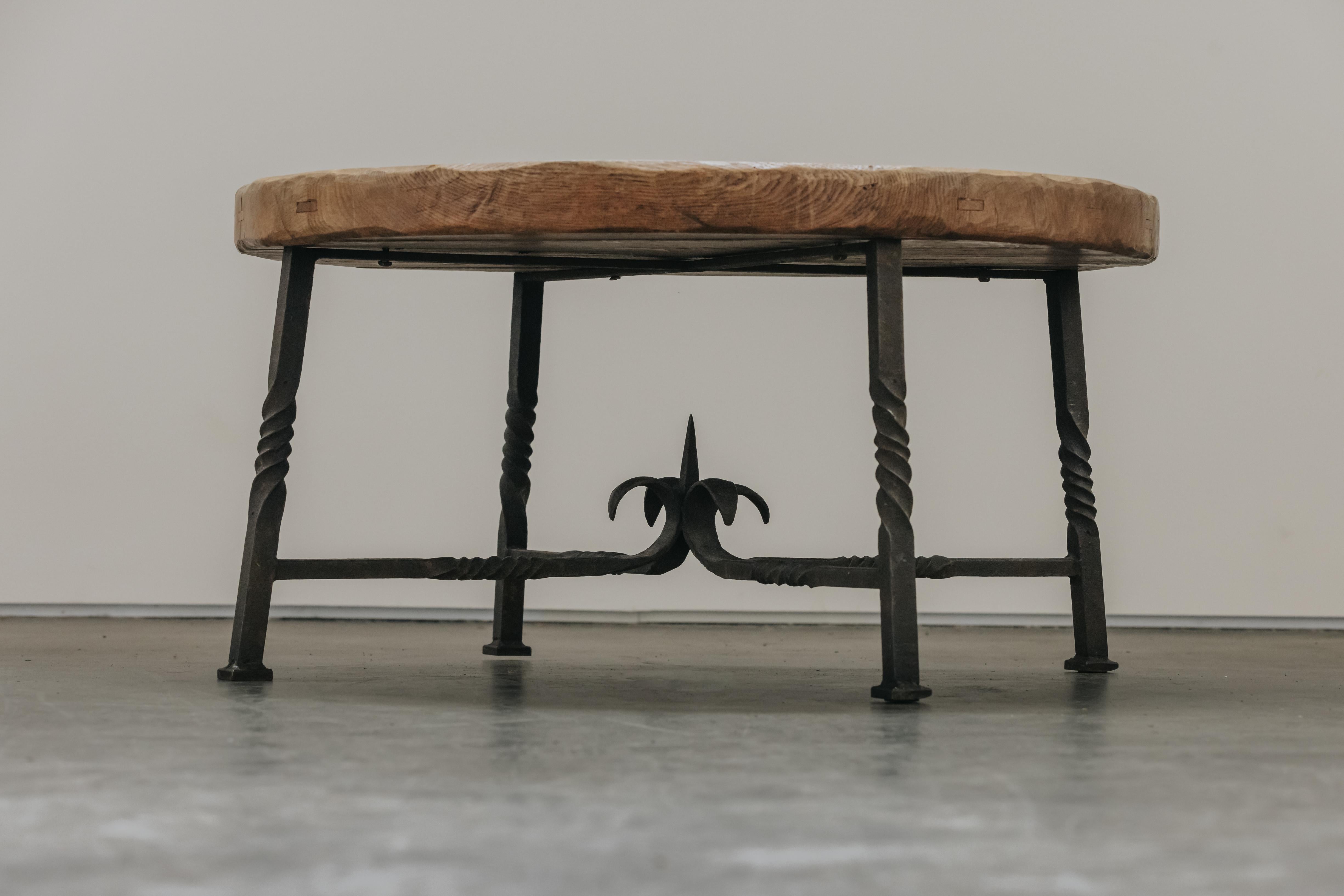 Mesa de centro de hierro y roble de mediados de siglo, Francia, circa 1960 en Bueno estado para la venta en Nashville, TN